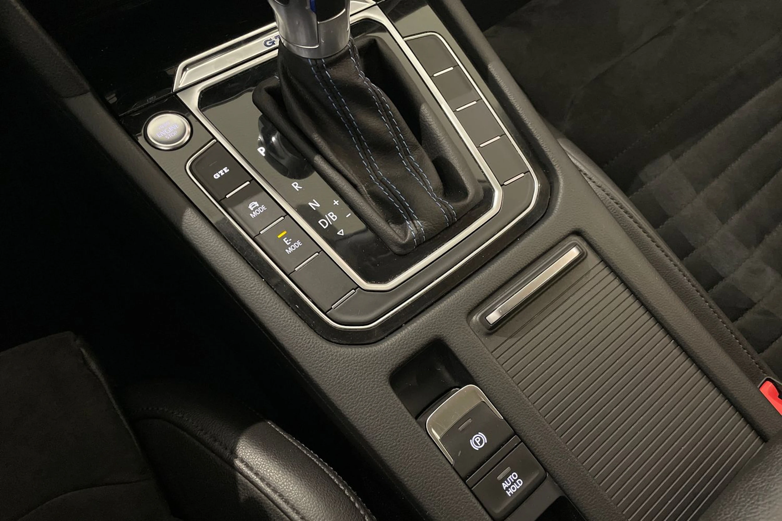 valkoinen Volkswagen Passat 2018 kuva 20.