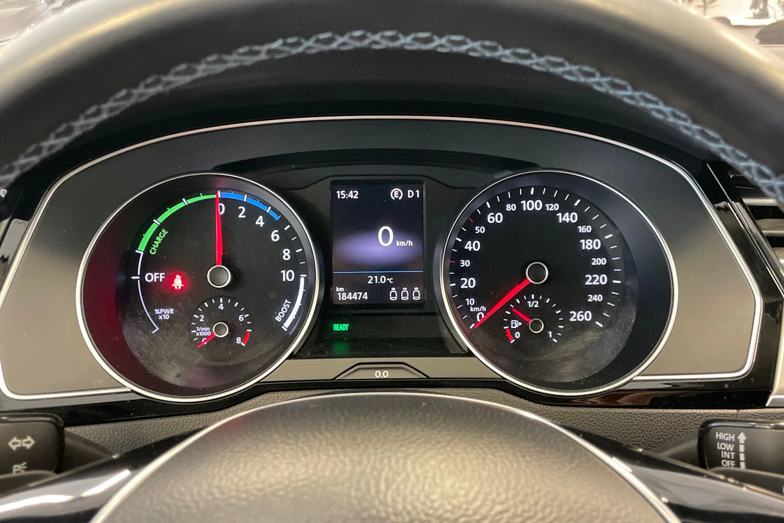 valkoinen Volkswagen Passat 2018 kuva 21.