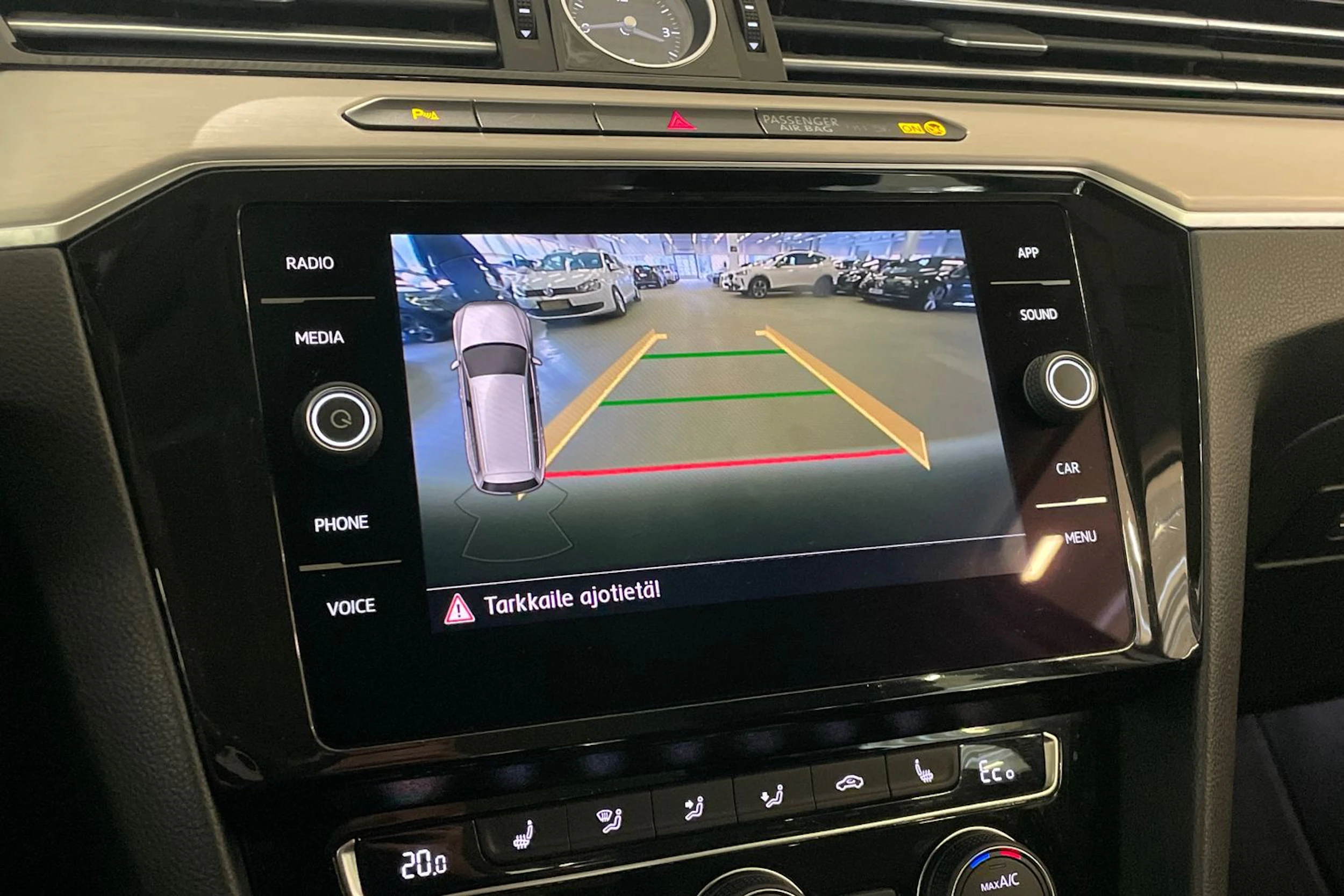 valkoinen Volkswagen Passat 2018 kuva 22.