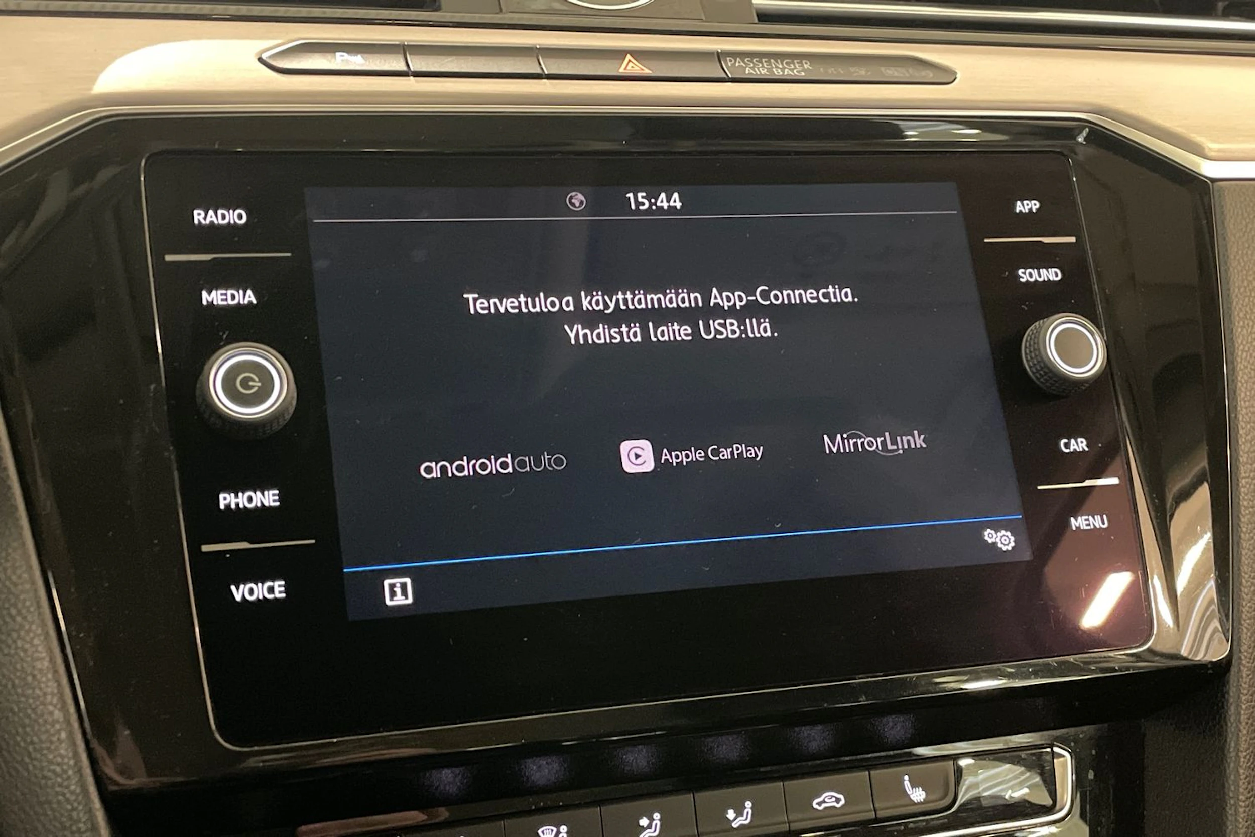 valkoinen Volkswagen Passat 2018 kuva 23.