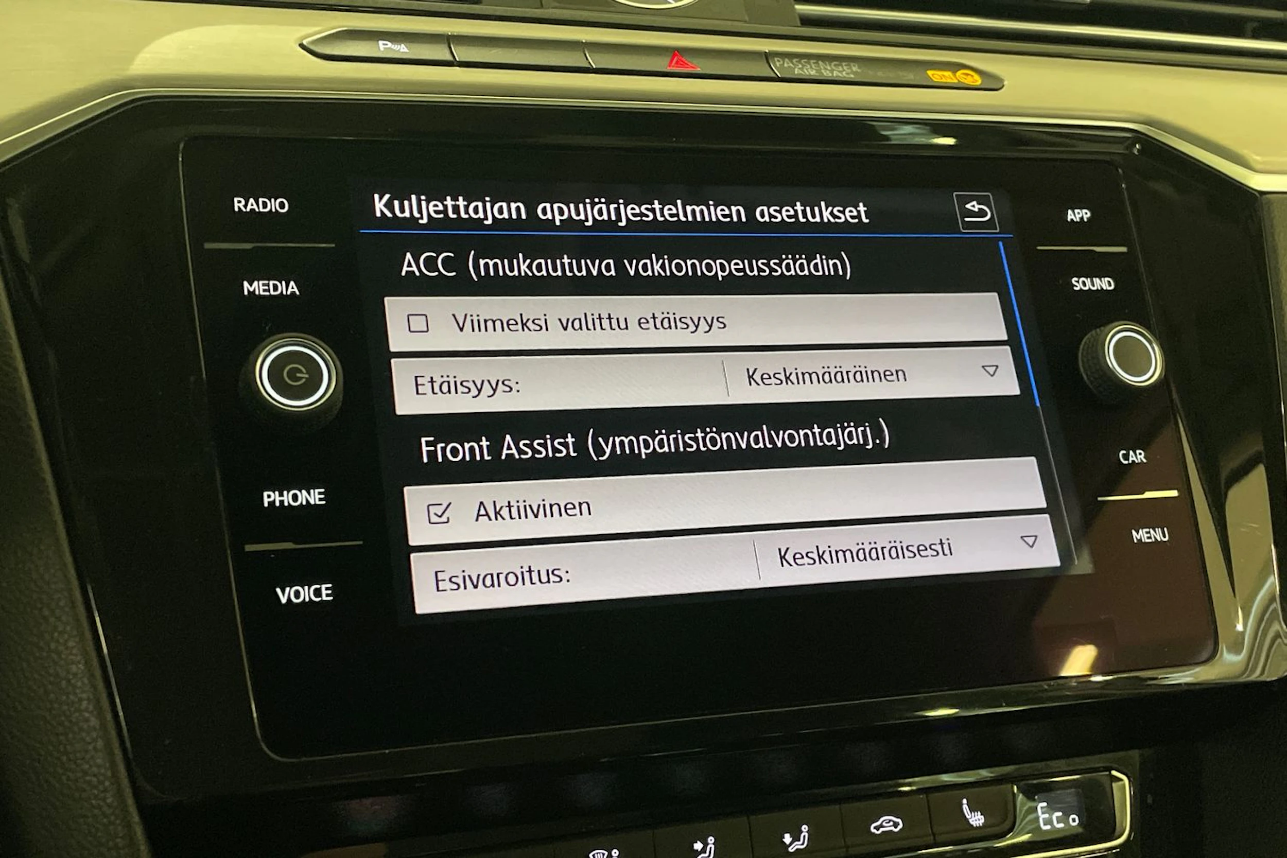 valkoinen Volkswagen Passat 2018 kuva 24.