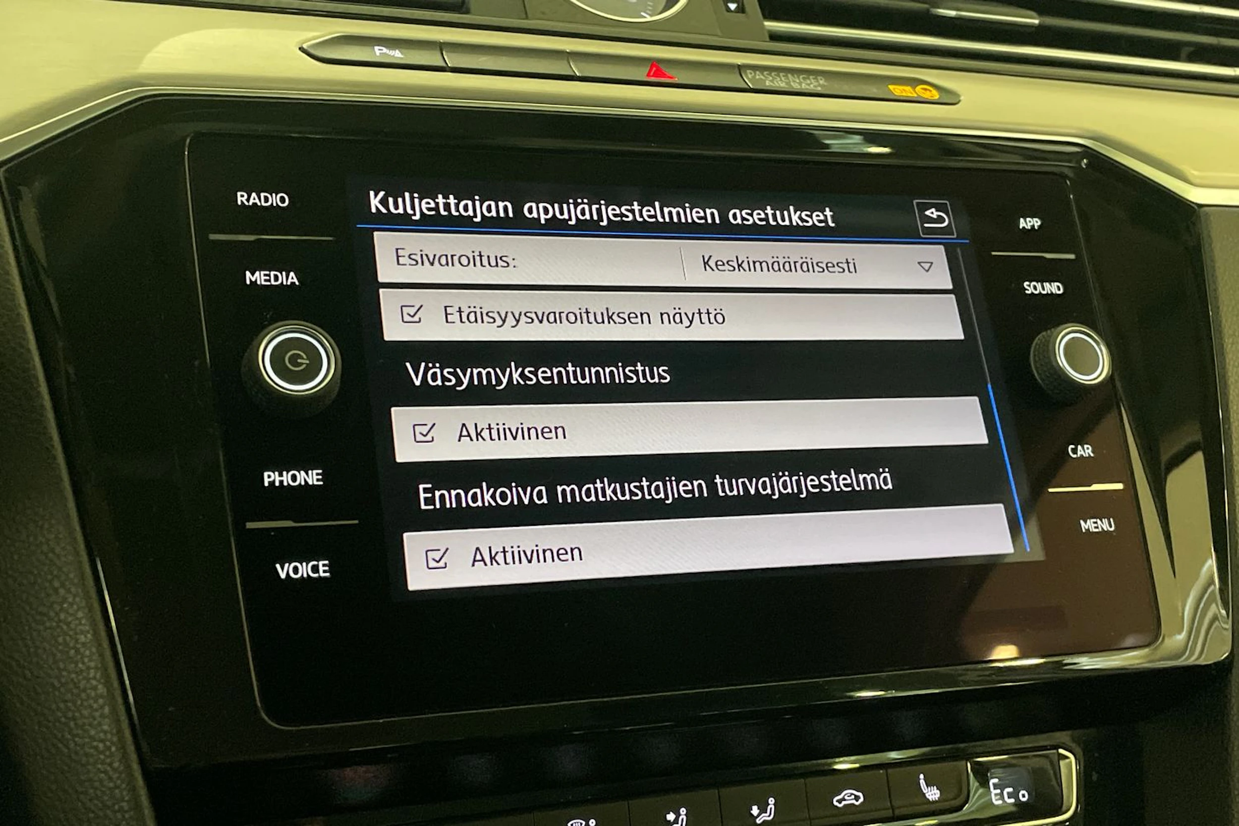 valkoinen Volkswagen Passat 2018 kuva 25.