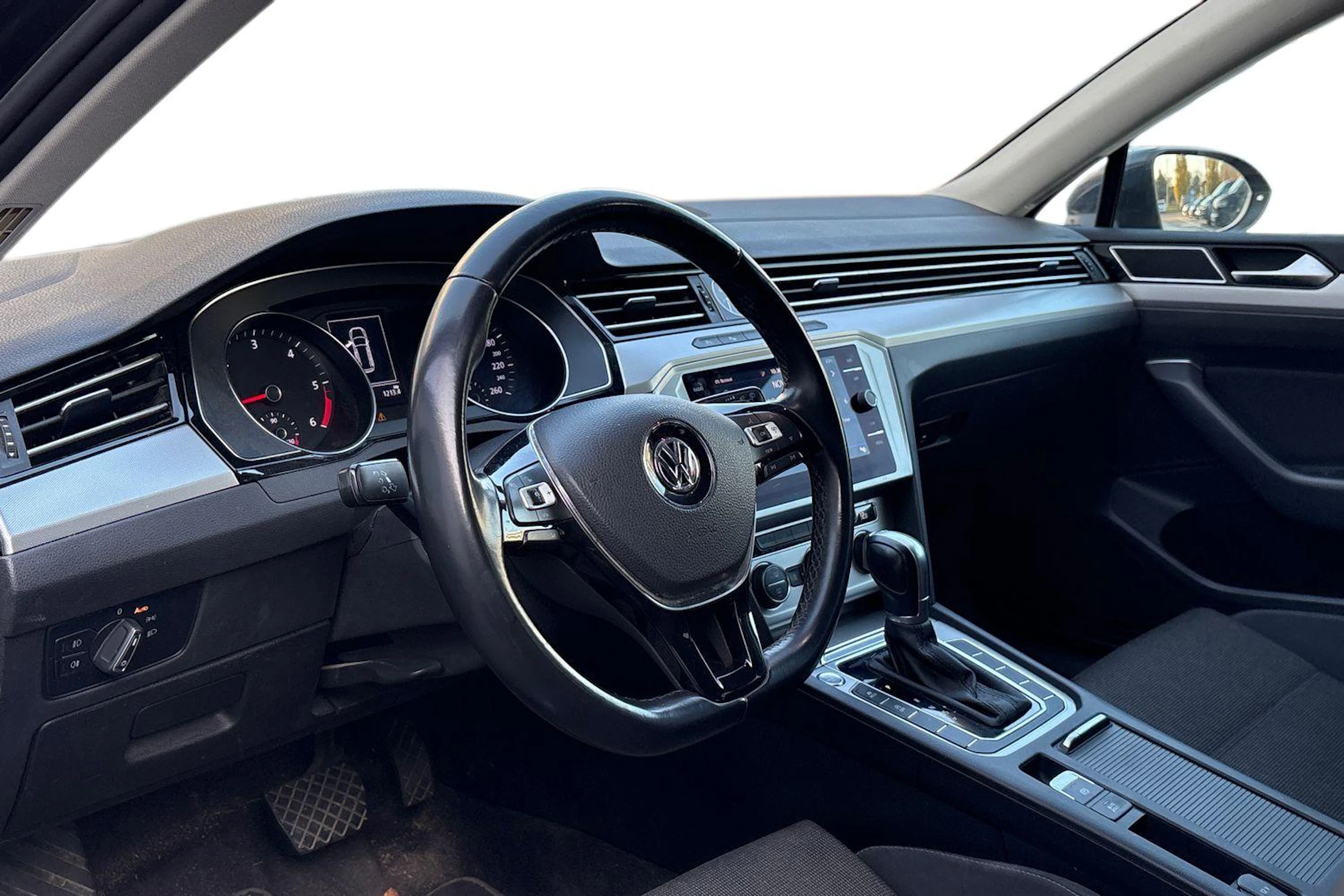 harmaa Volkswagen Passat 2018 kuva 3.