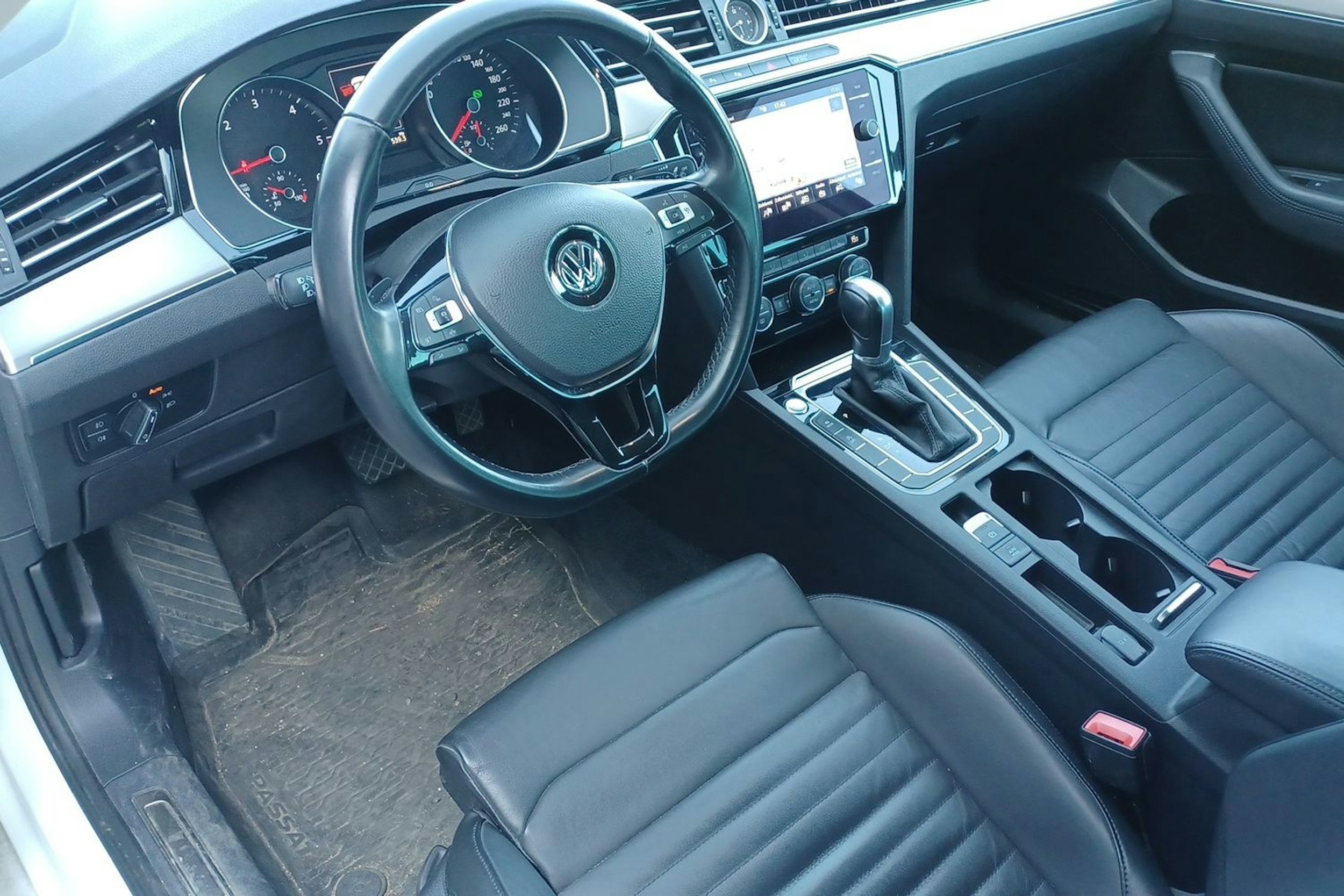 valkoinen Volkswagen Passat 2018 kuva 3.