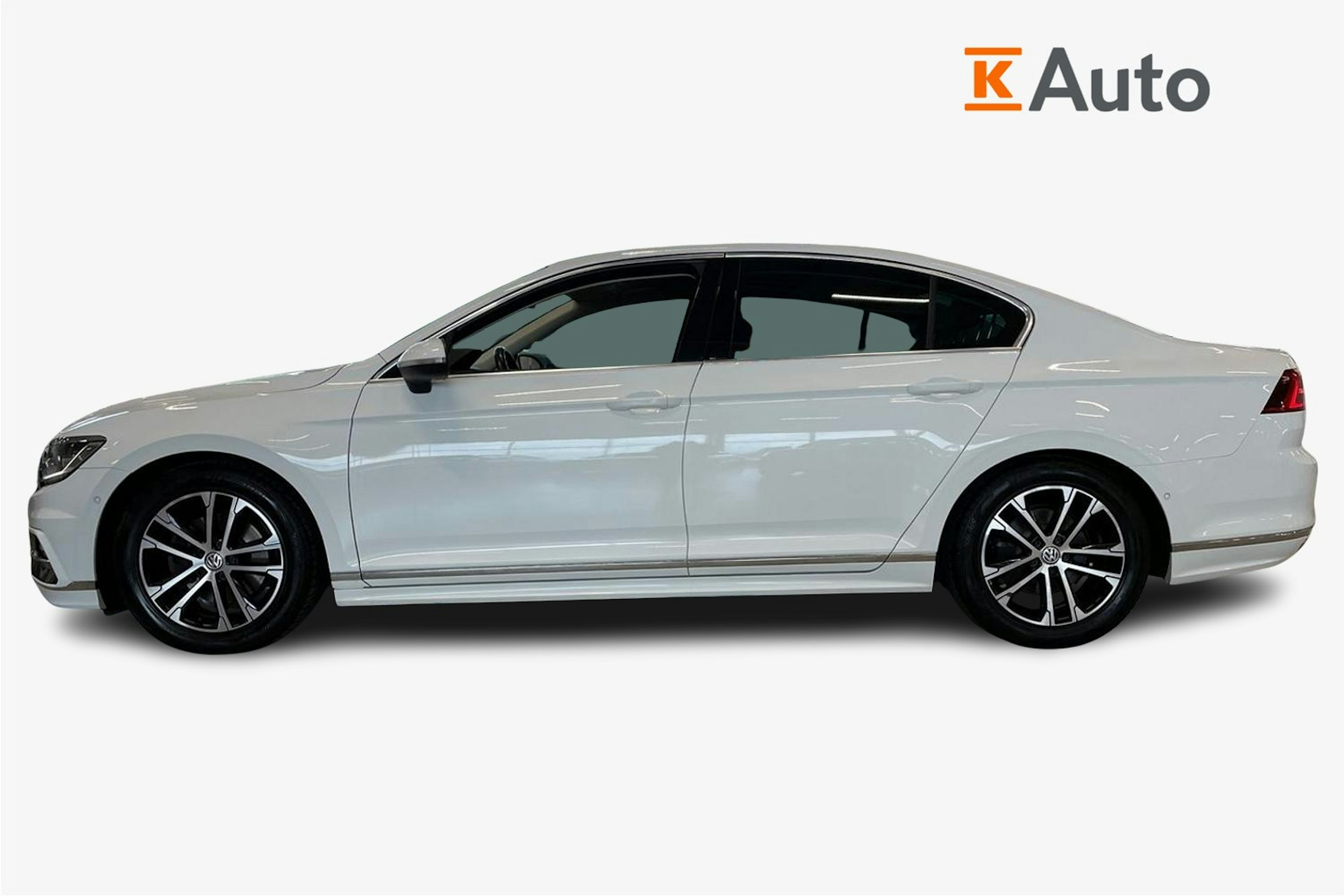 valkoinen Volkswagen Passat 2018 kuva 5.