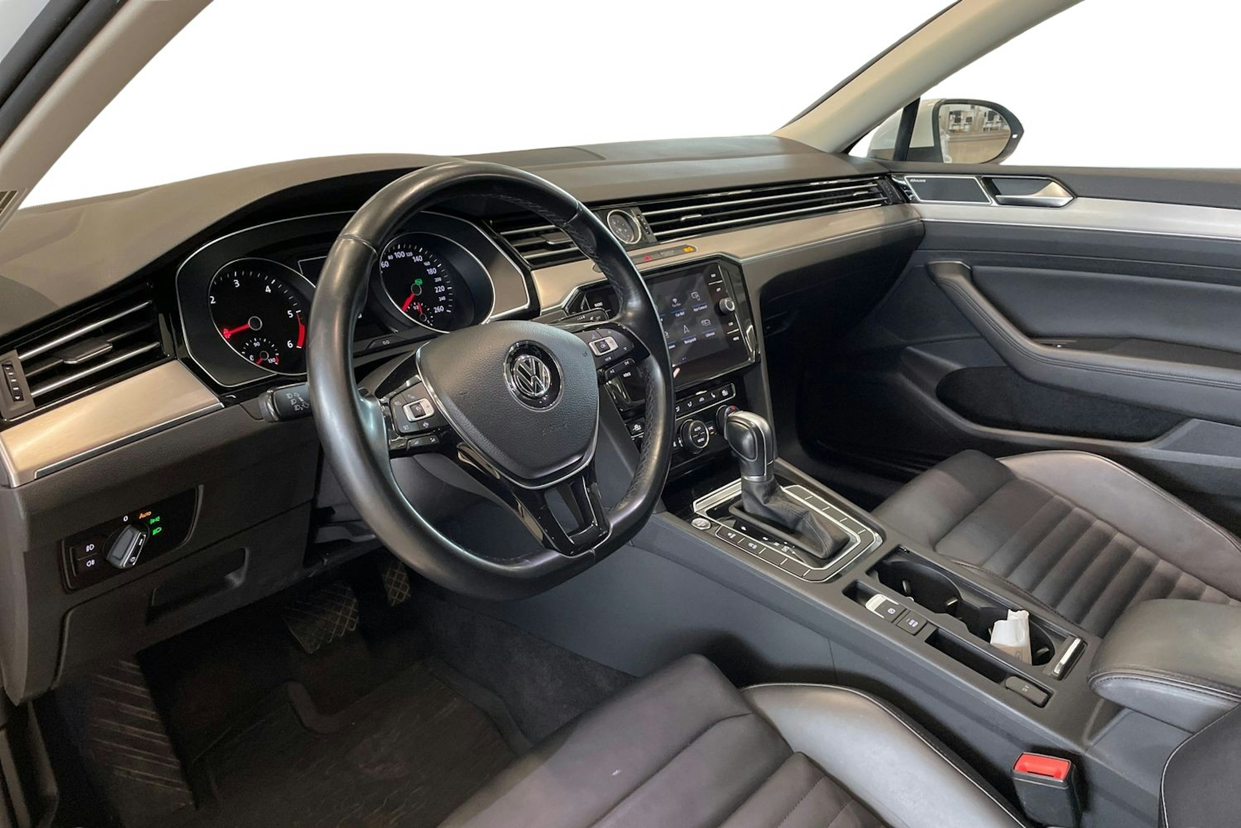 valkoinen Volkswagen Passat 2018 kuva 6.