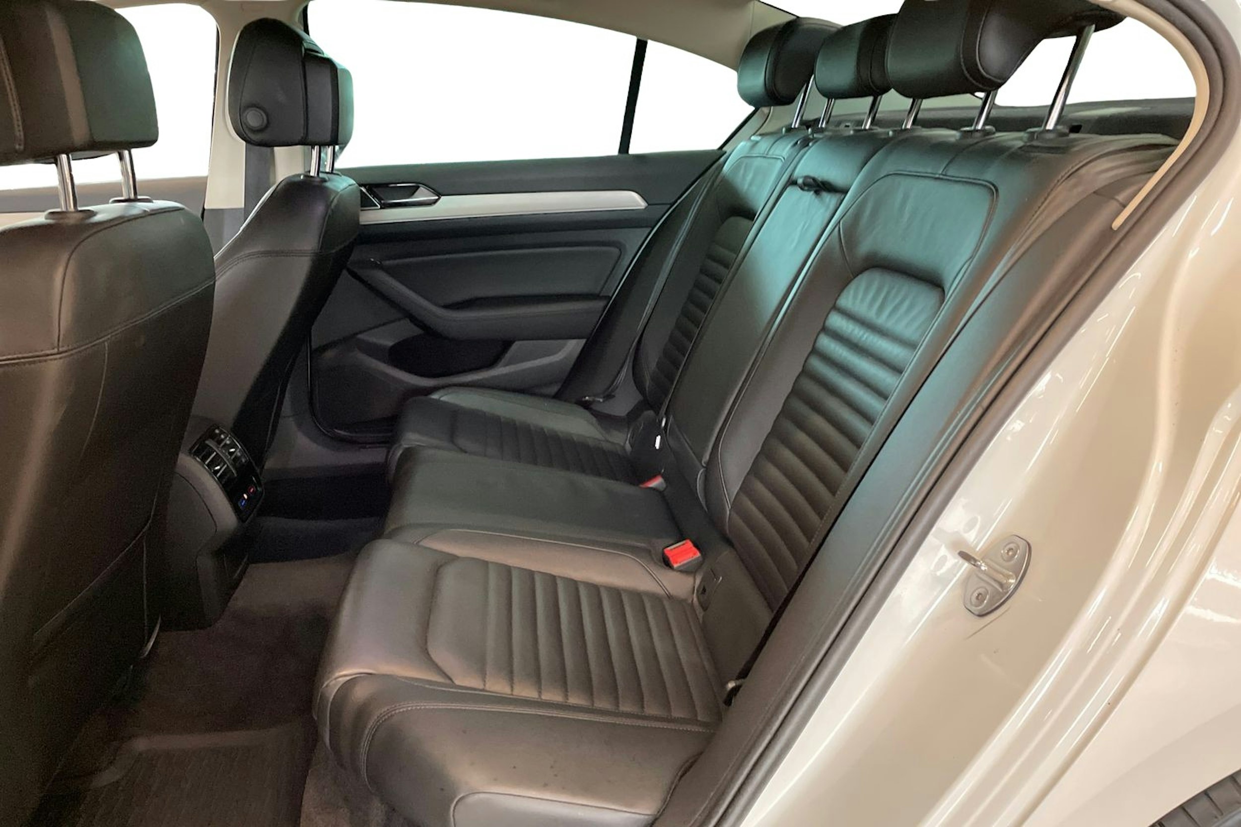 valkoinen Volkswagen Passat 2018 kuva 8.