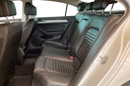 valkoinen Volkswagen Passat 2018 kuva 8.