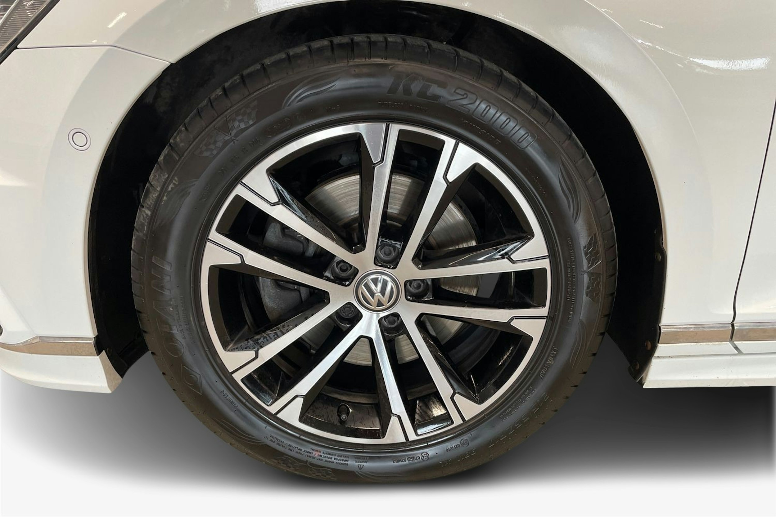 valkoinen Volkswagen Passat 2018 kuva 9.