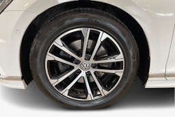 valkoinen Volkswagen Passat 2018 kuva 9.
