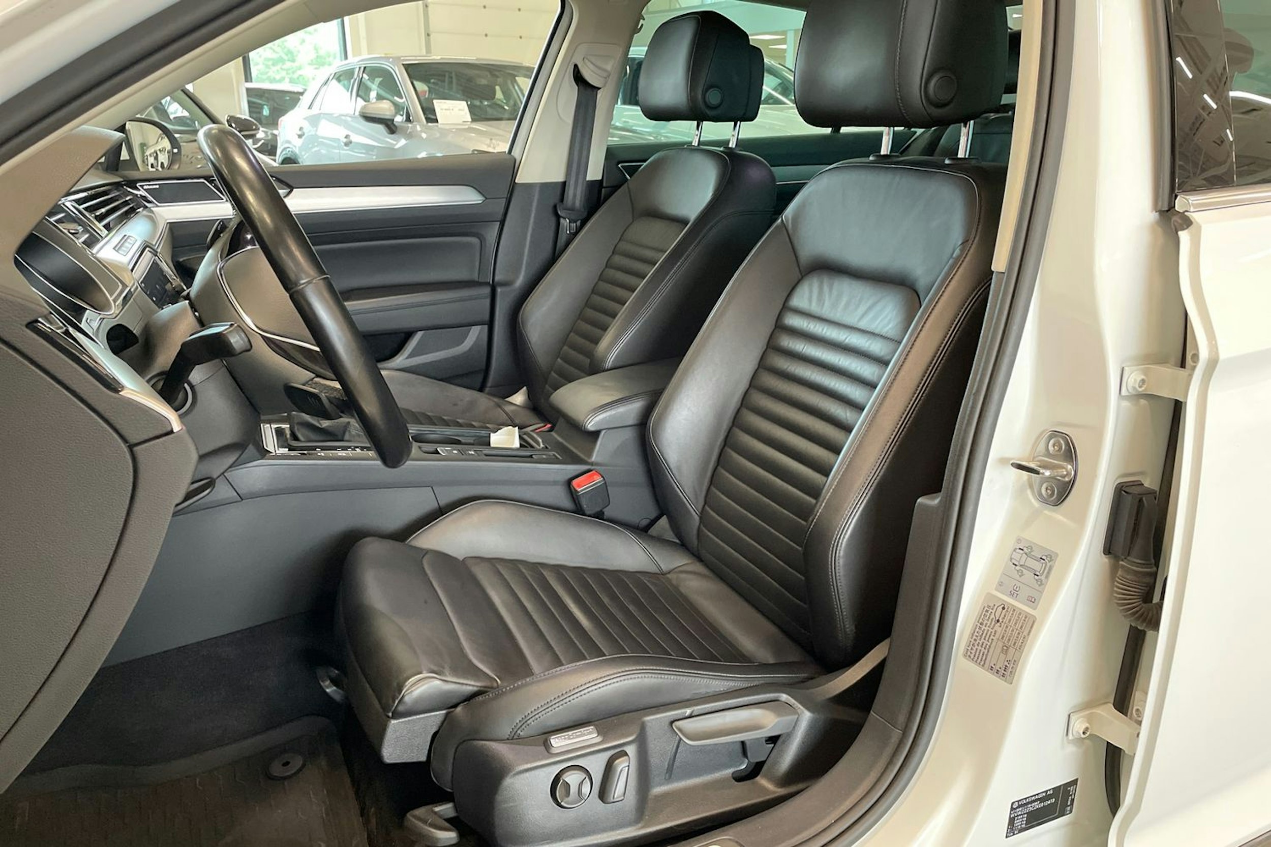 valkoinen Volkswagen Passat 2018 kuva 11.