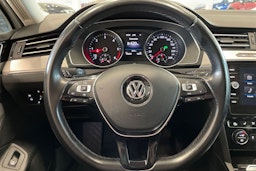 valkoinen Volkswagen Passat 2018 kuva 12.