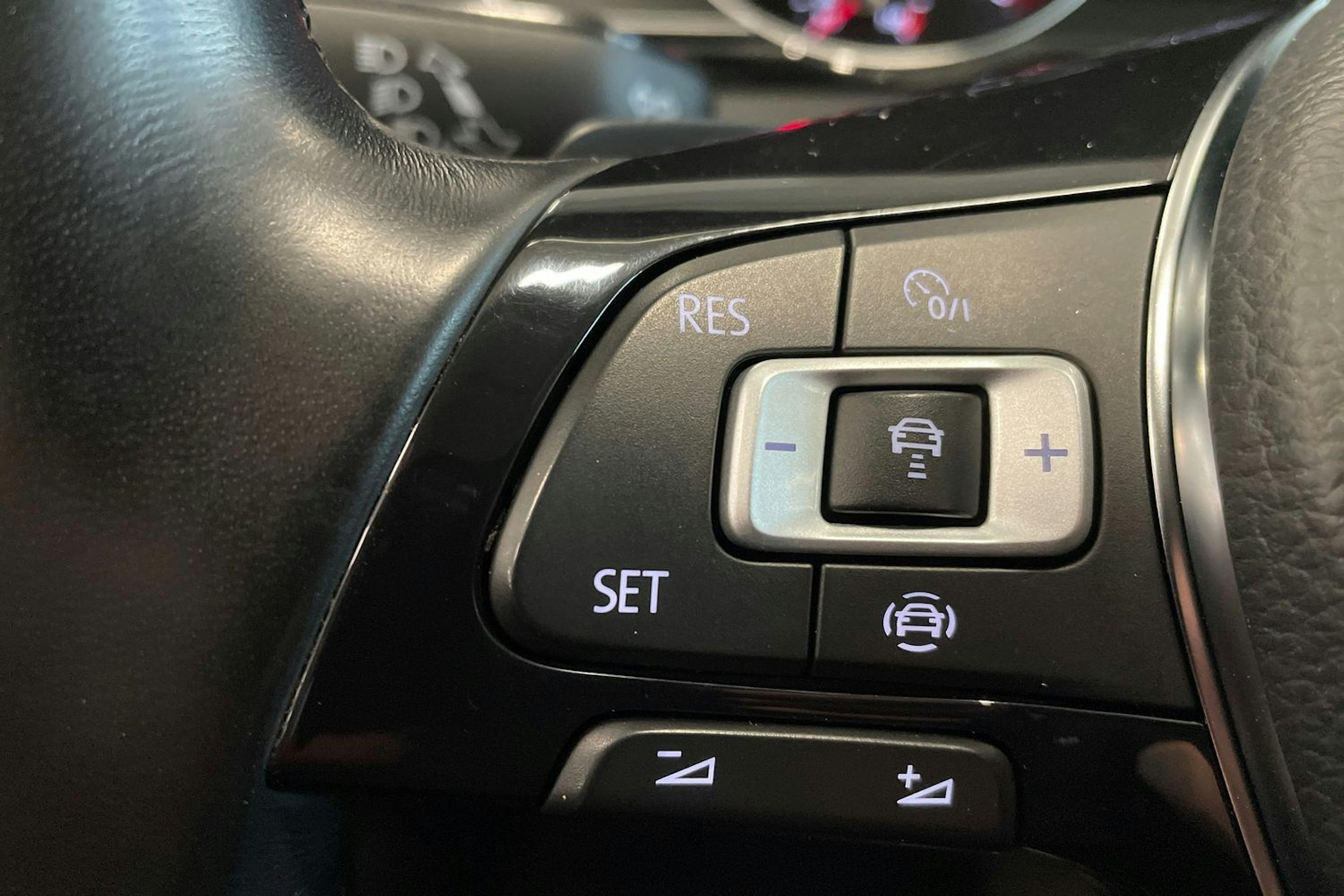 valkoinen Volkswagen Passat 2018 kuva 14.