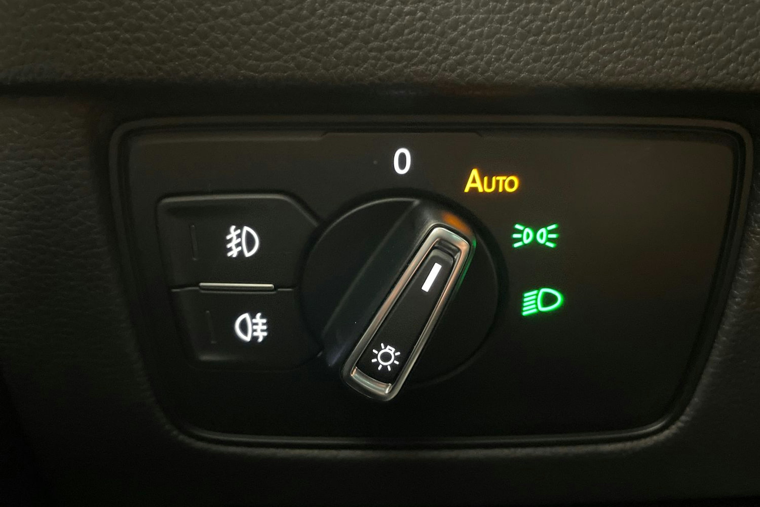 valkoinen Volkswagen Passat 2018 kuva 16.