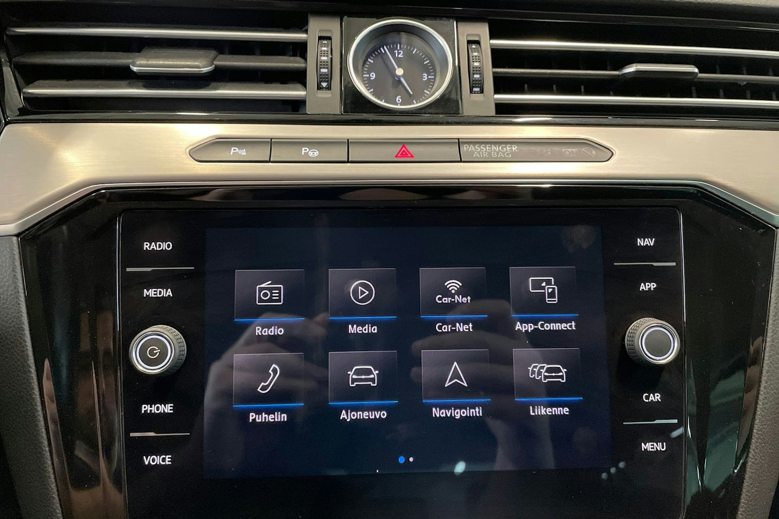valkoinen Volkswagen Passat 2018 kuva 17.