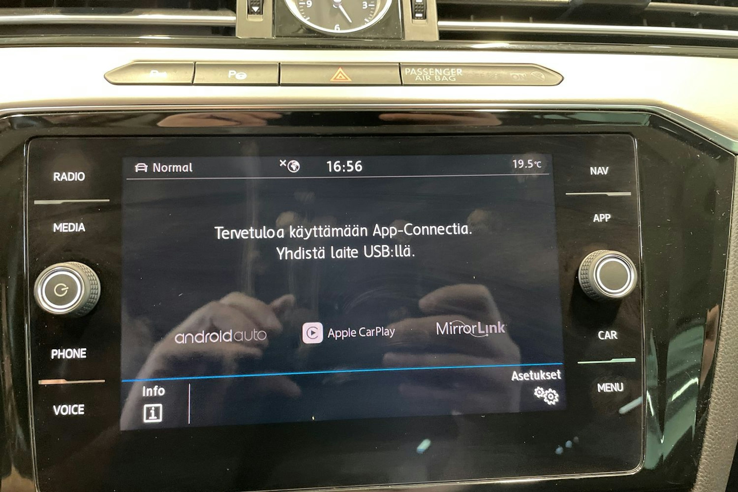 valkoinen Volkswagen Passat 2018 kuva 20.