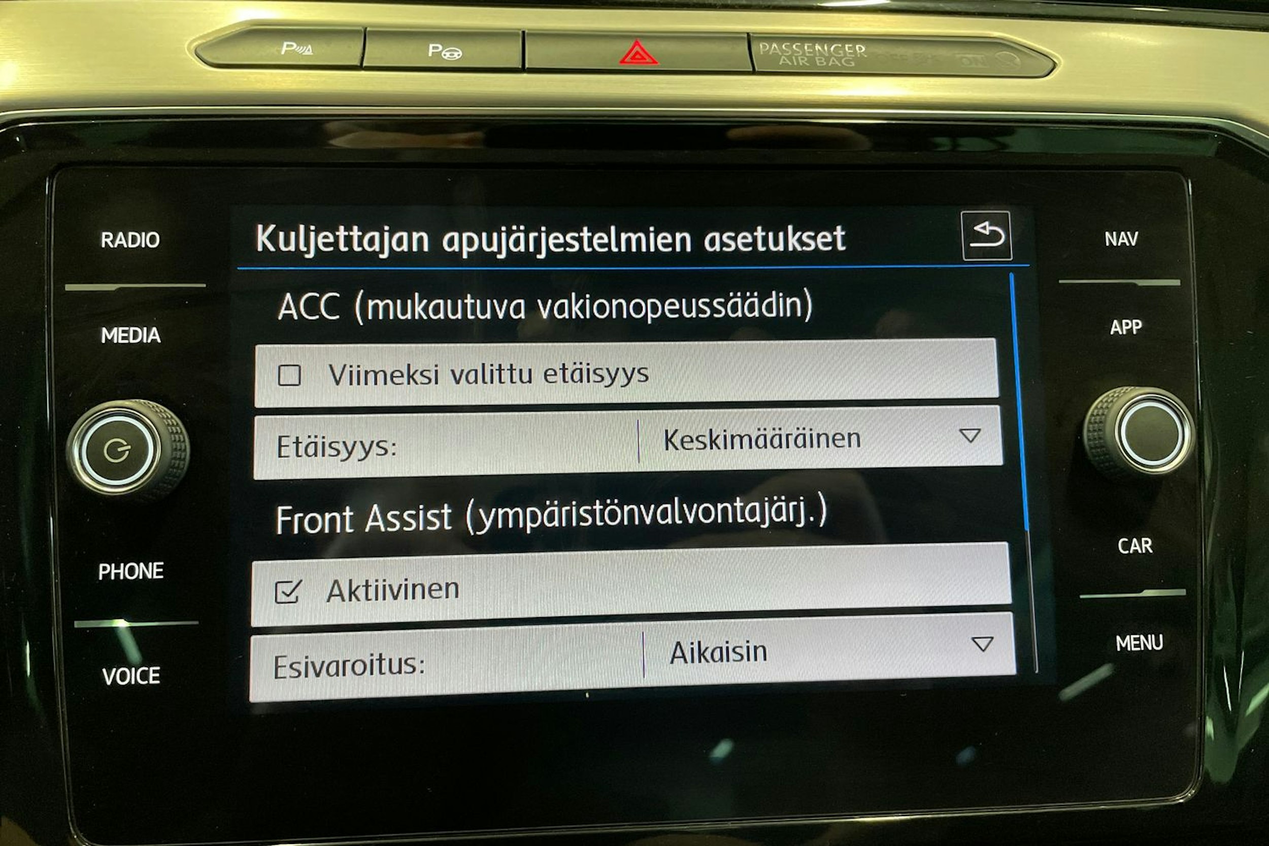 valkoinen Volkswagen Passat 2018 kuva 22.