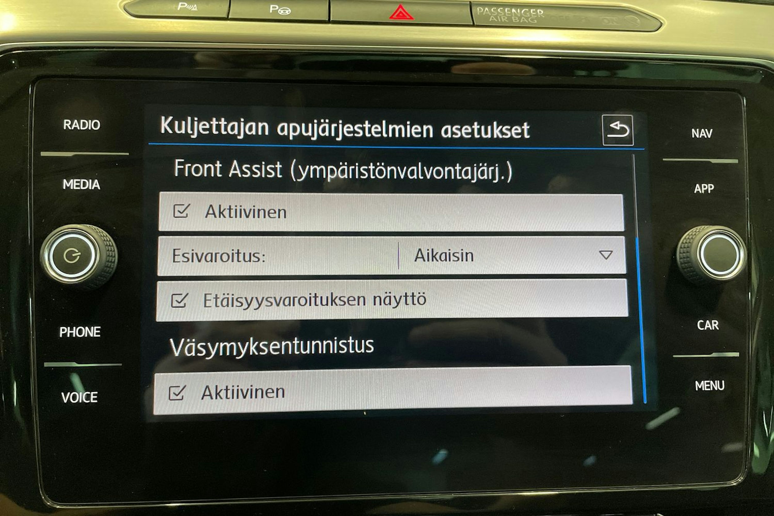 valkoinen Volkswagen Passat 2018 kuva 23.