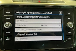 valkoinen Volkswagen Passat 2018 kuva 23.