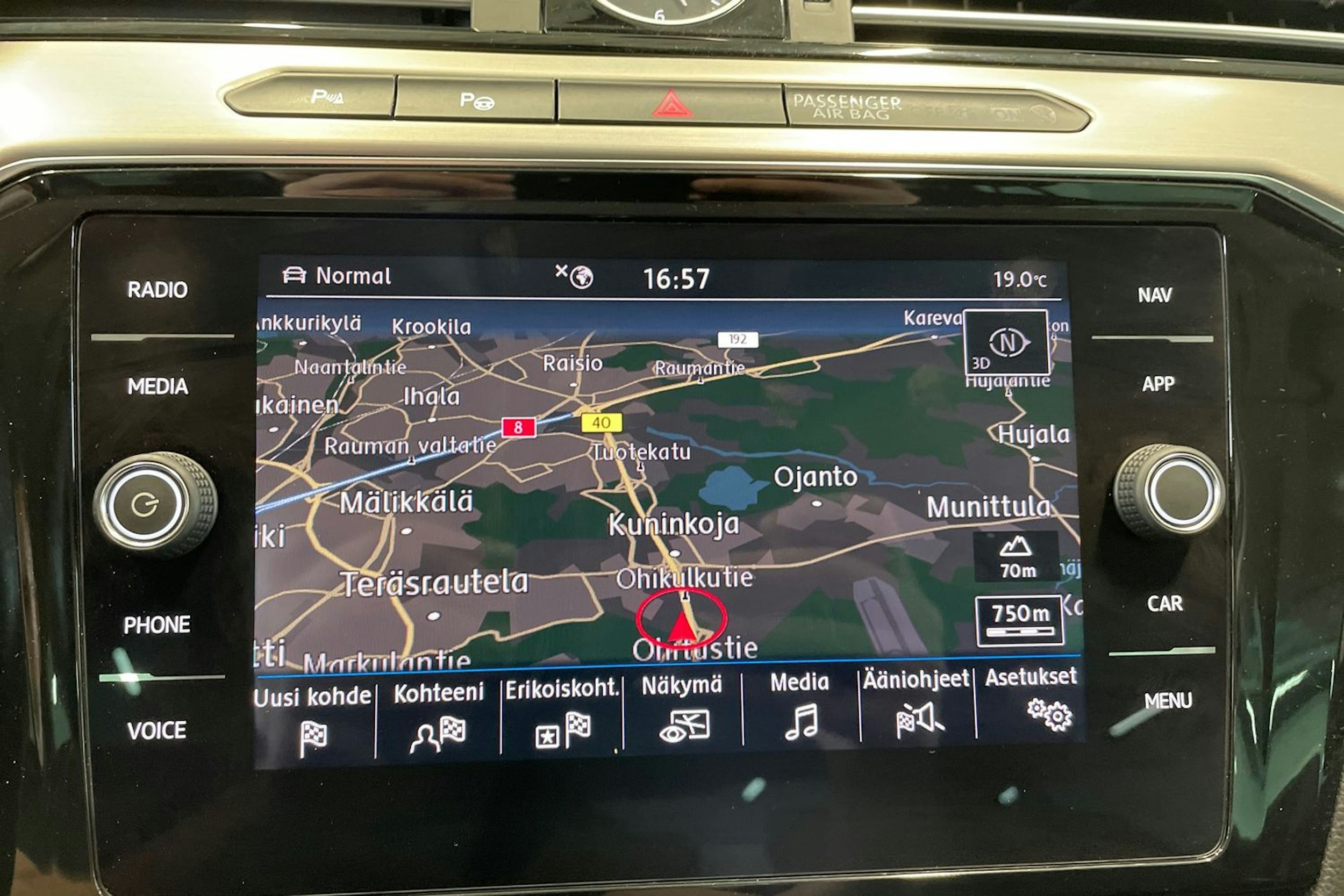 valkoinen Volkswagen Passat 2018 kuva 25.