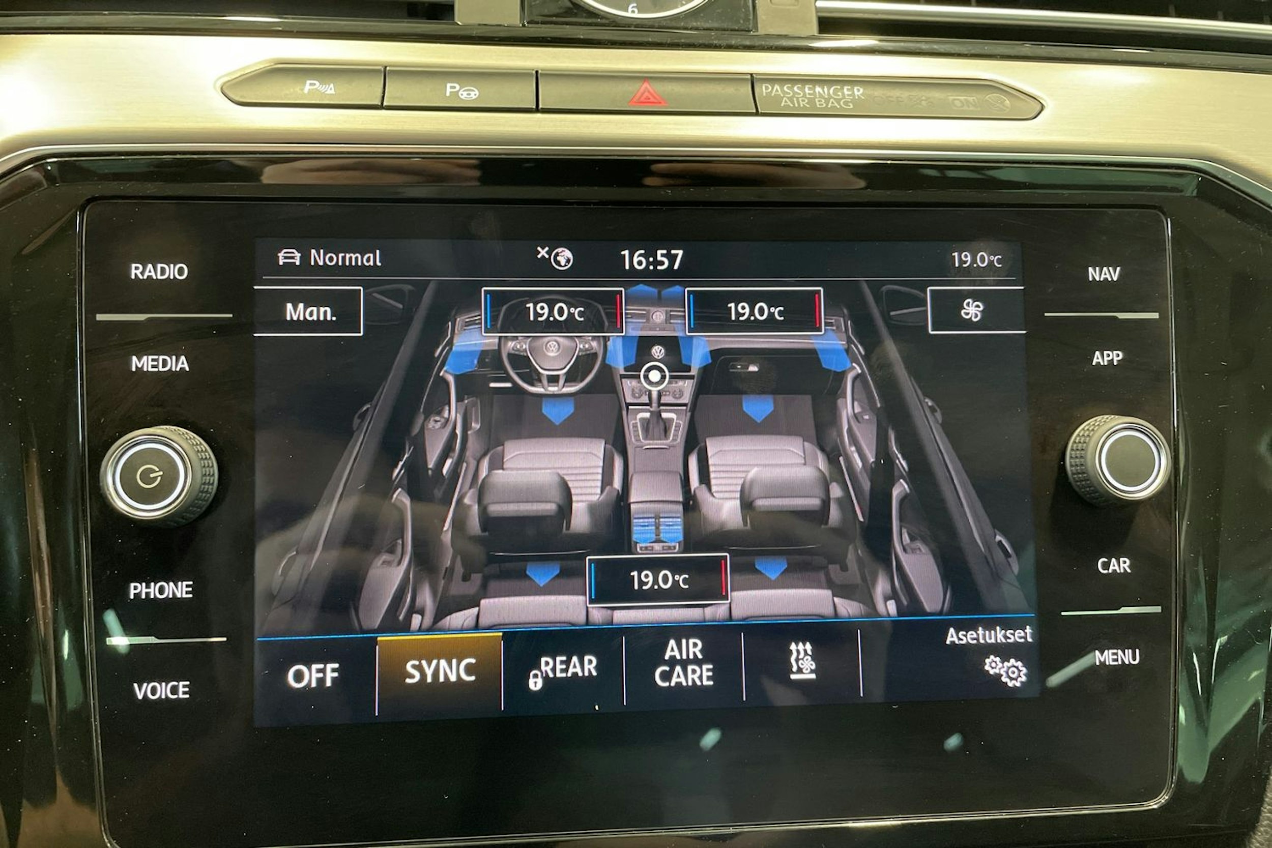 valkoinen Volkswagen Passat 2018 kuva 26.