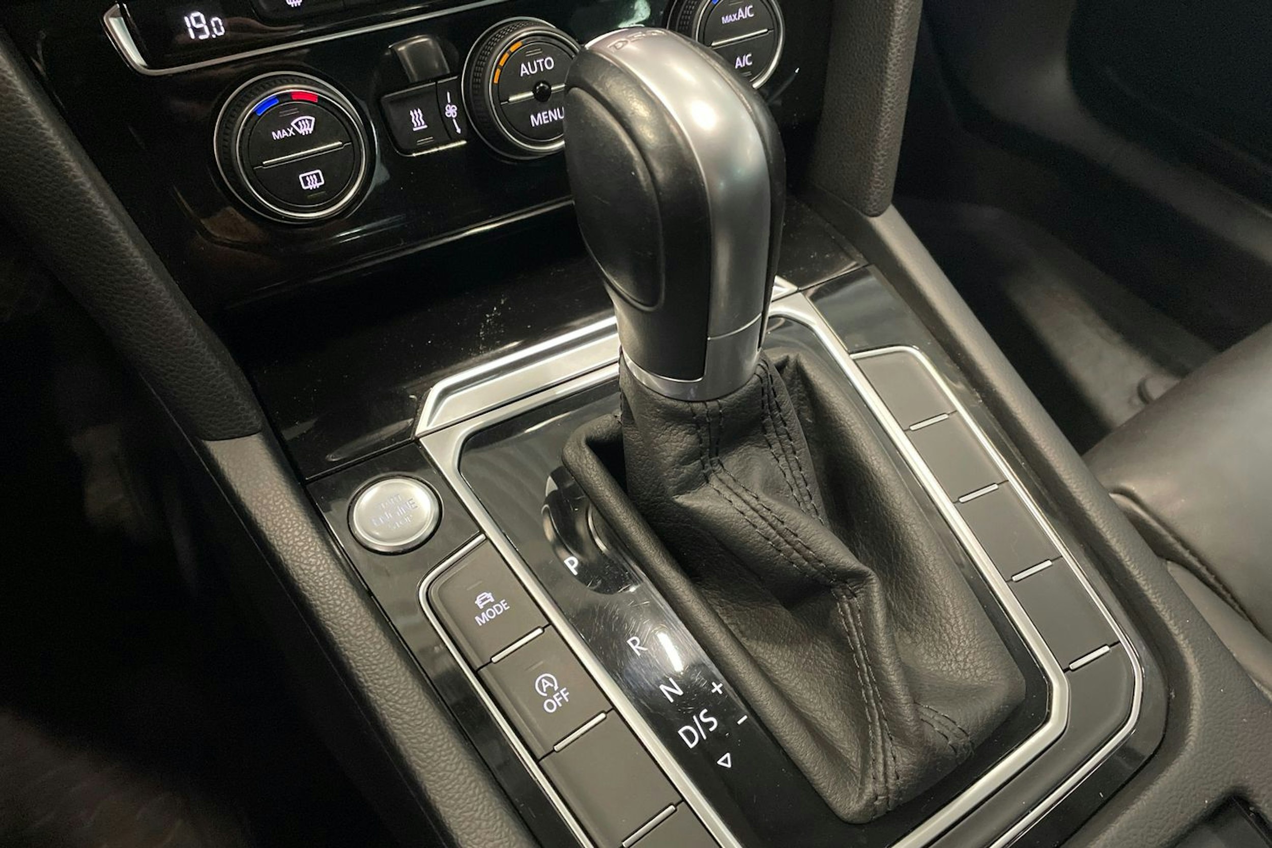 valkoinen Volkswagen Passat 2018 kuva 29.