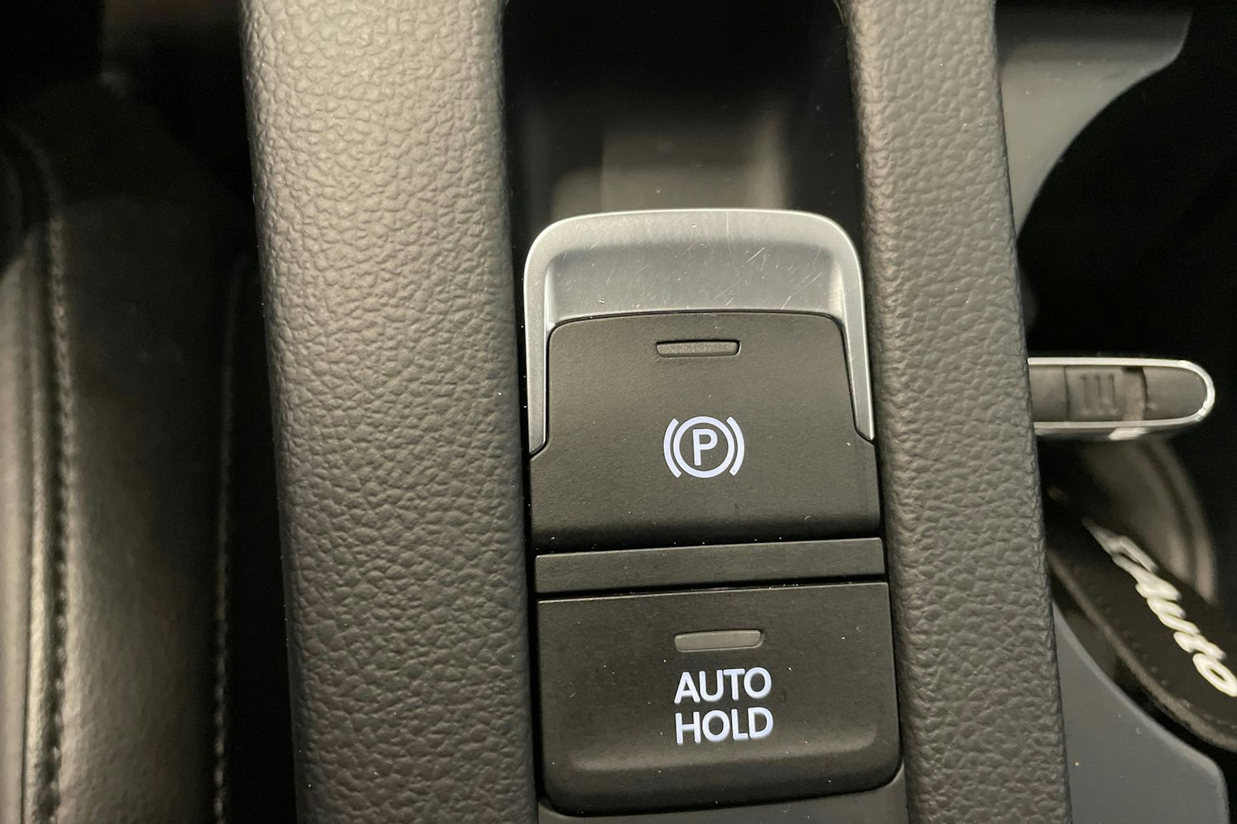 valkoinen Volkswagen Passat 2018 kuva 30.