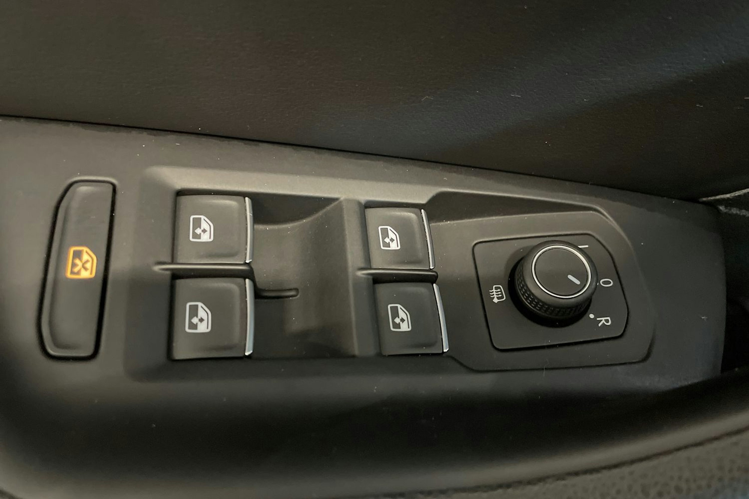 valkoinen Volkswagen Passat 2018 kuva 32.