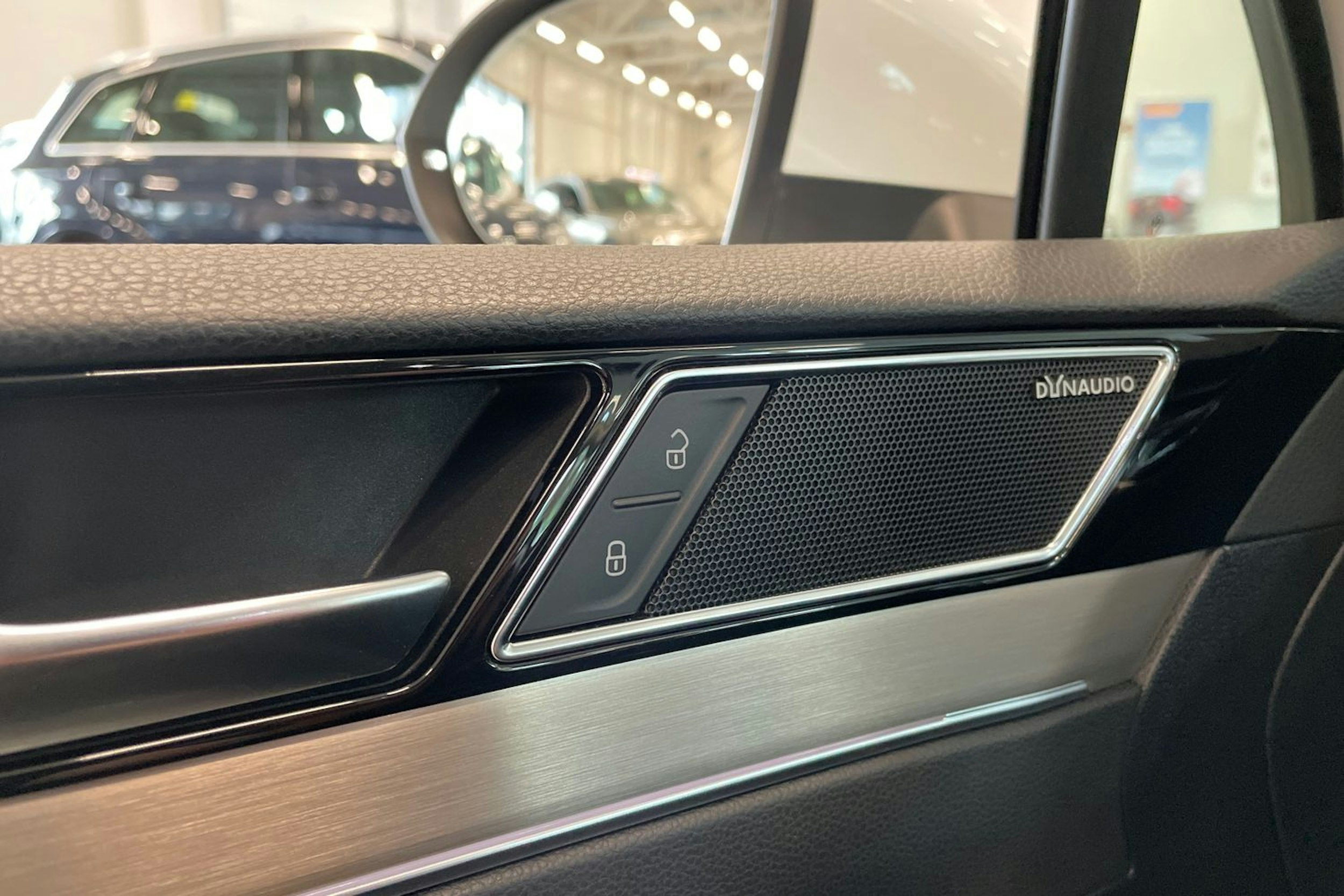 valkoinen Volkswagen Passat 2018 kuva 34.