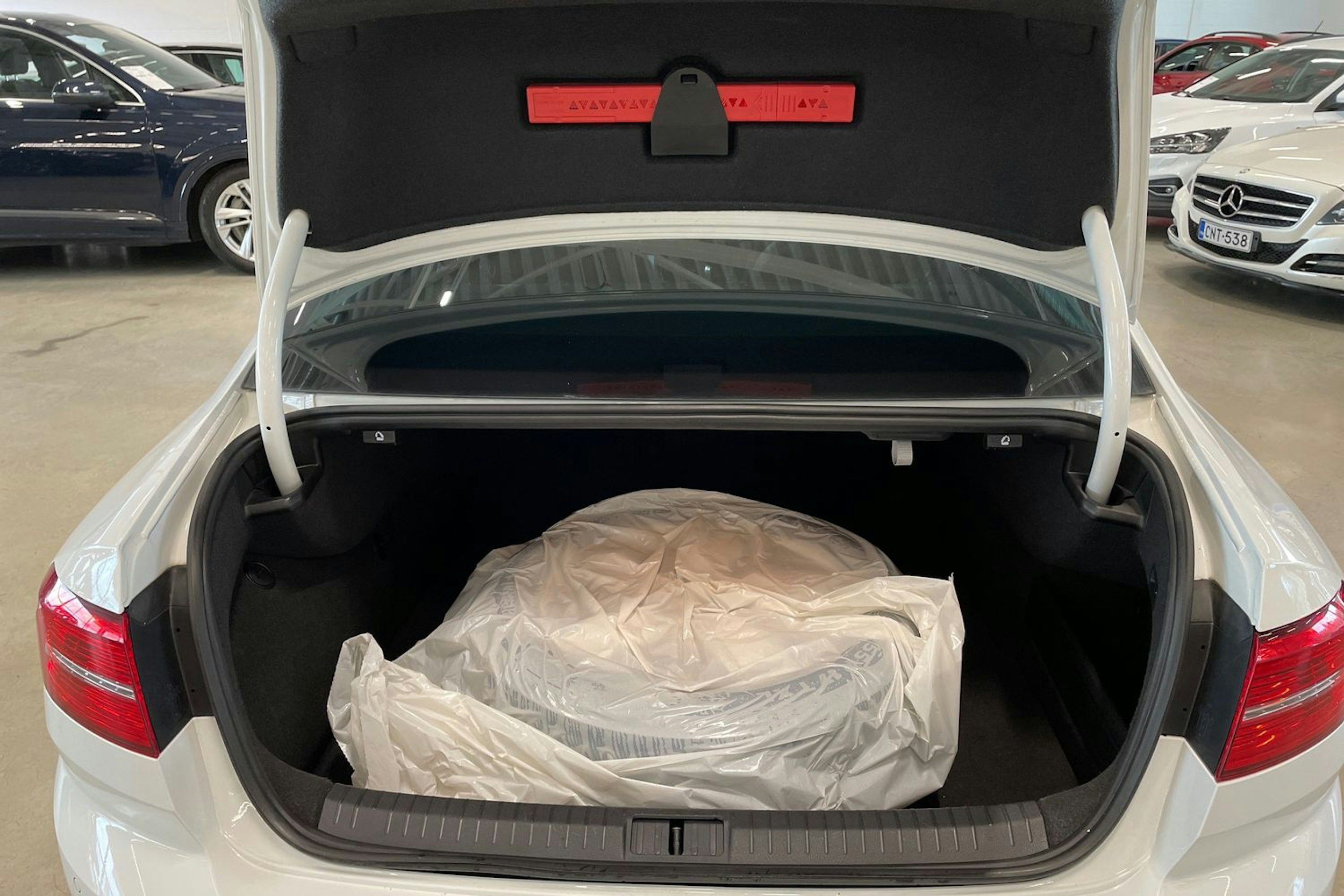 valkoinen Volkswagen Passat 2018 kuva 35.