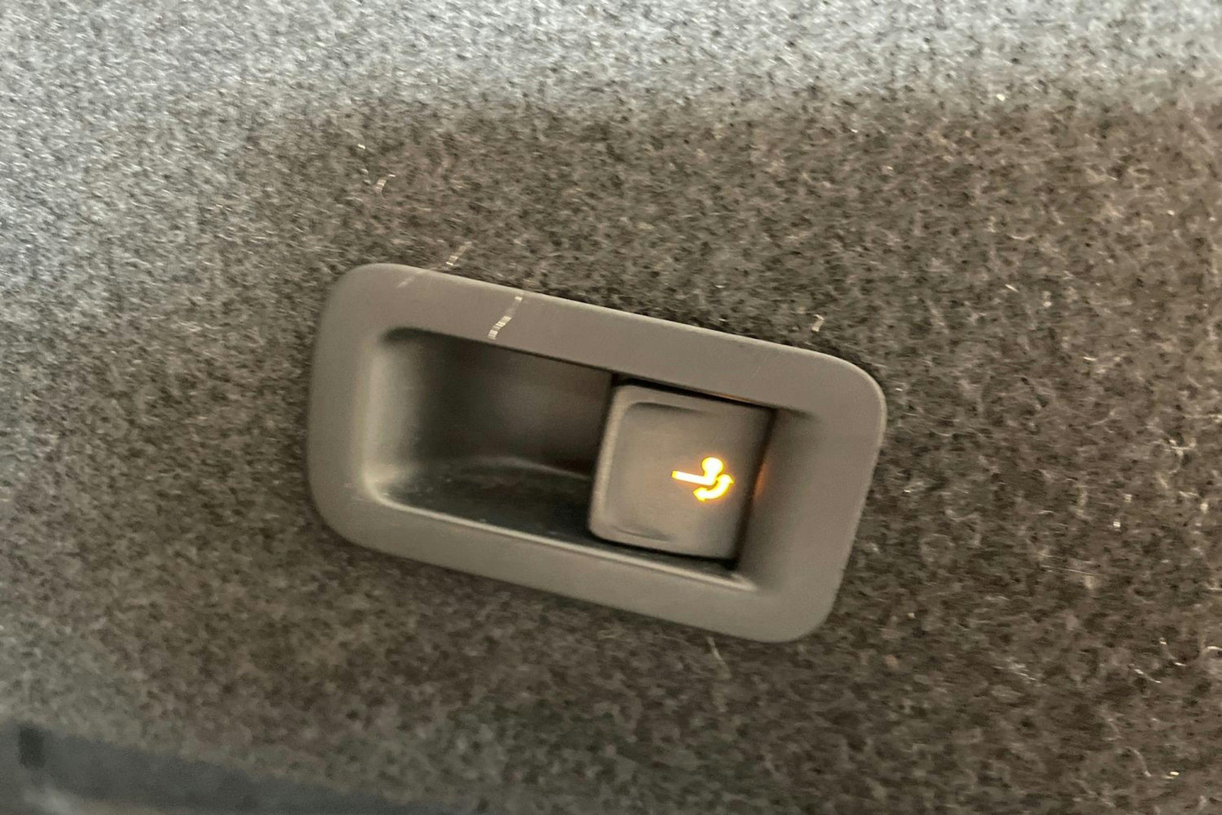 valkoinen Volkswagen Passat 2018 kuva 37.