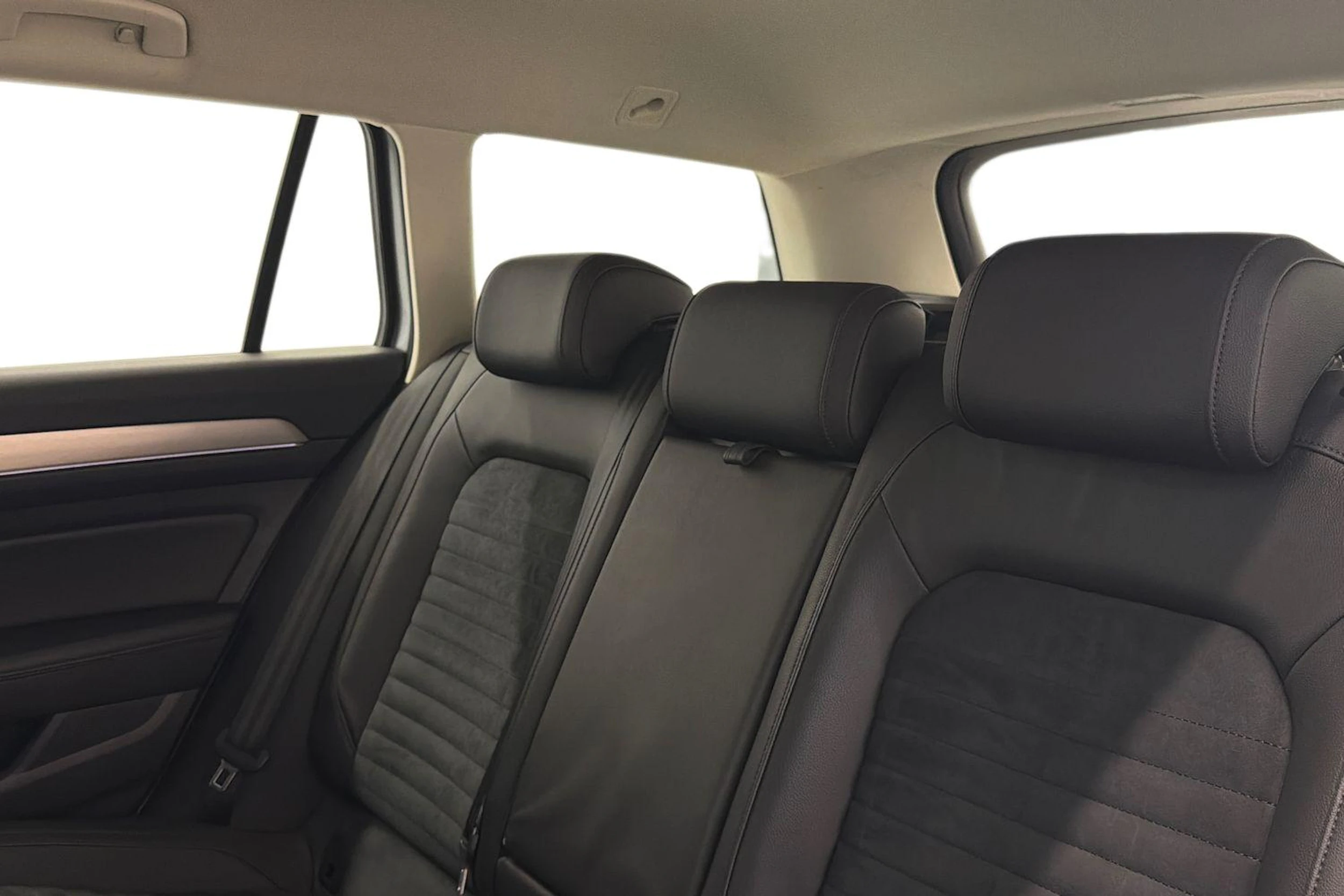 sininen Volkswagen Passat 2019 kuva 8.