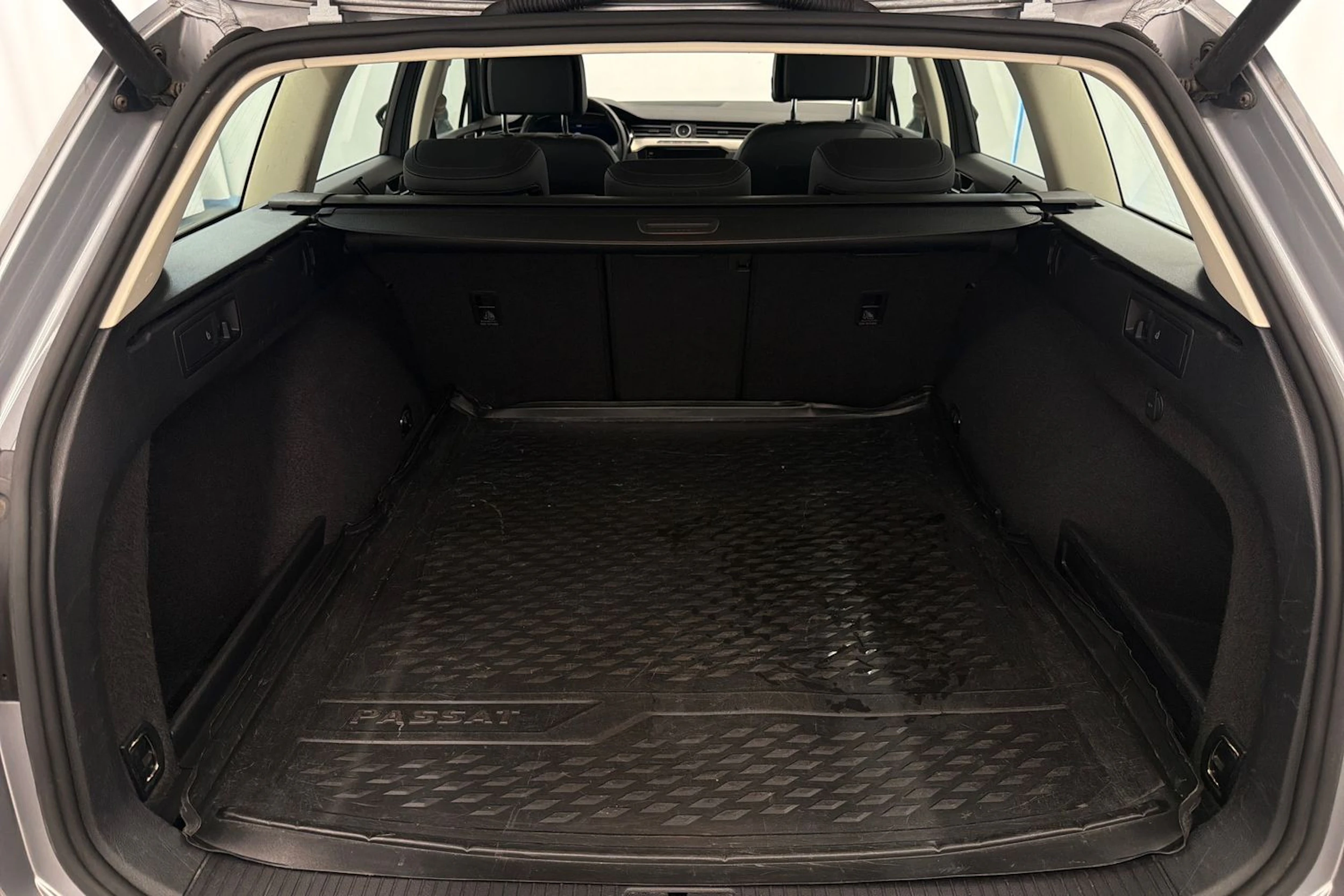 sininen Volkswagen Passat 2019 kuva 13.