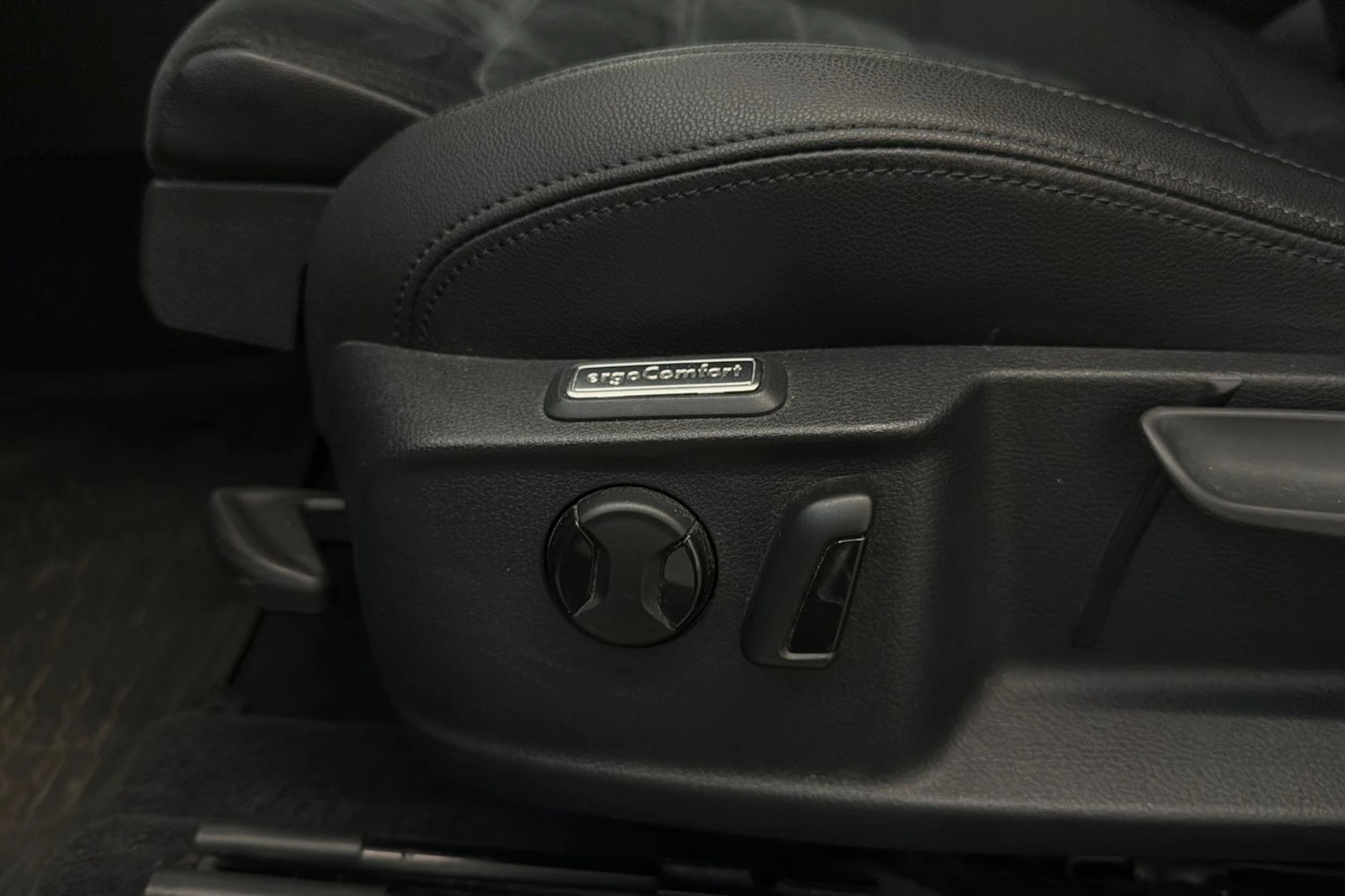 sininen Volkswagen Passat 2019 kuva 16.