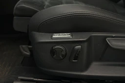 sininen Volkswagen Passat 2019 kuva 16.