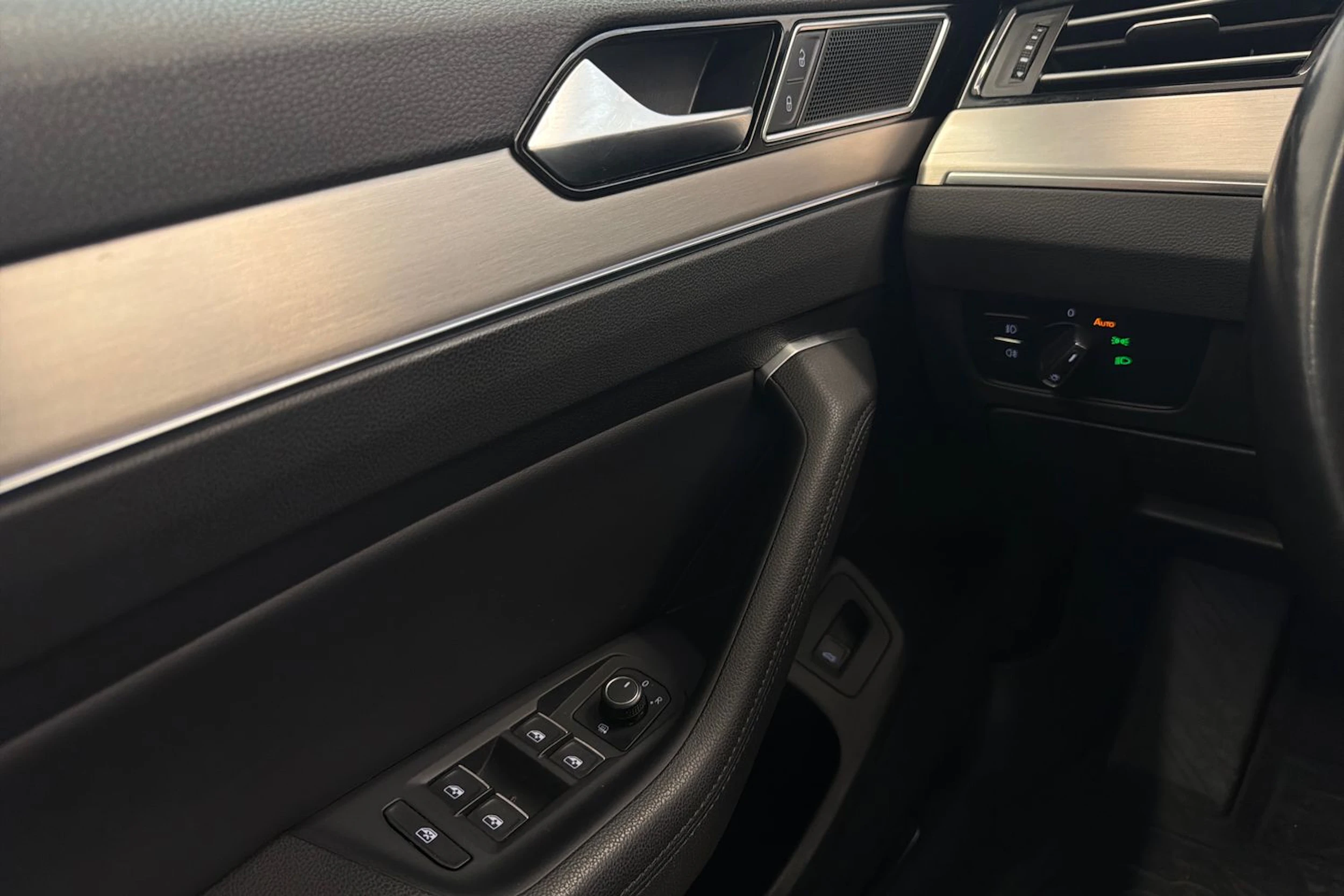 sininen Volkswagen Passat 2019 kuva 17.