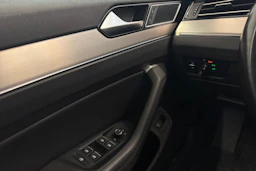 sininen Volkswagen Passat 2019 kuva 17.