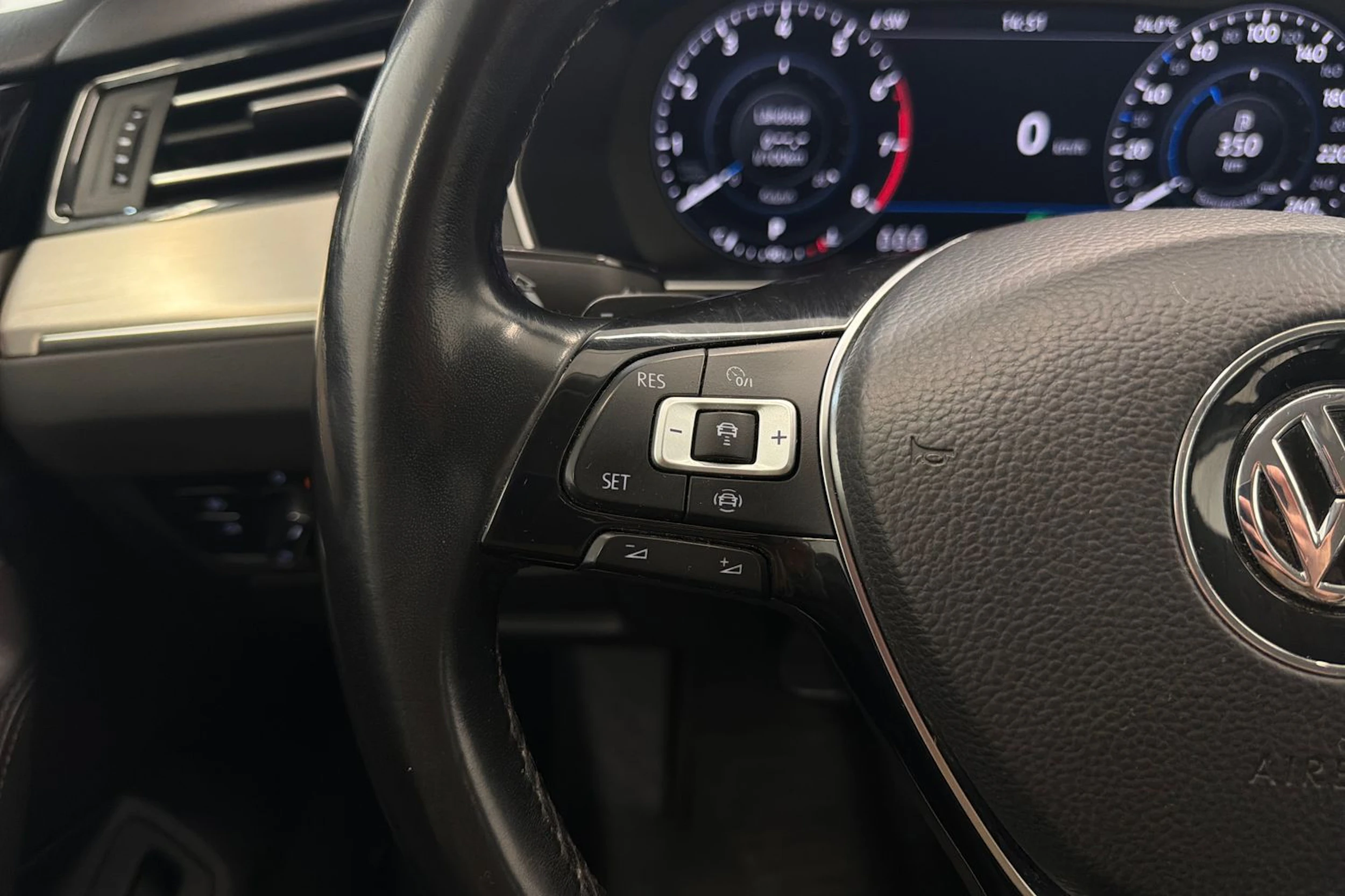 sininen Volkswagen Passat 2019 kuva 18.