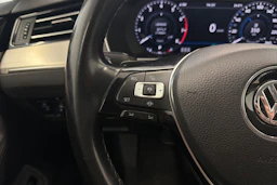 sininen Volkswagen Passat 2019 kuva 18.