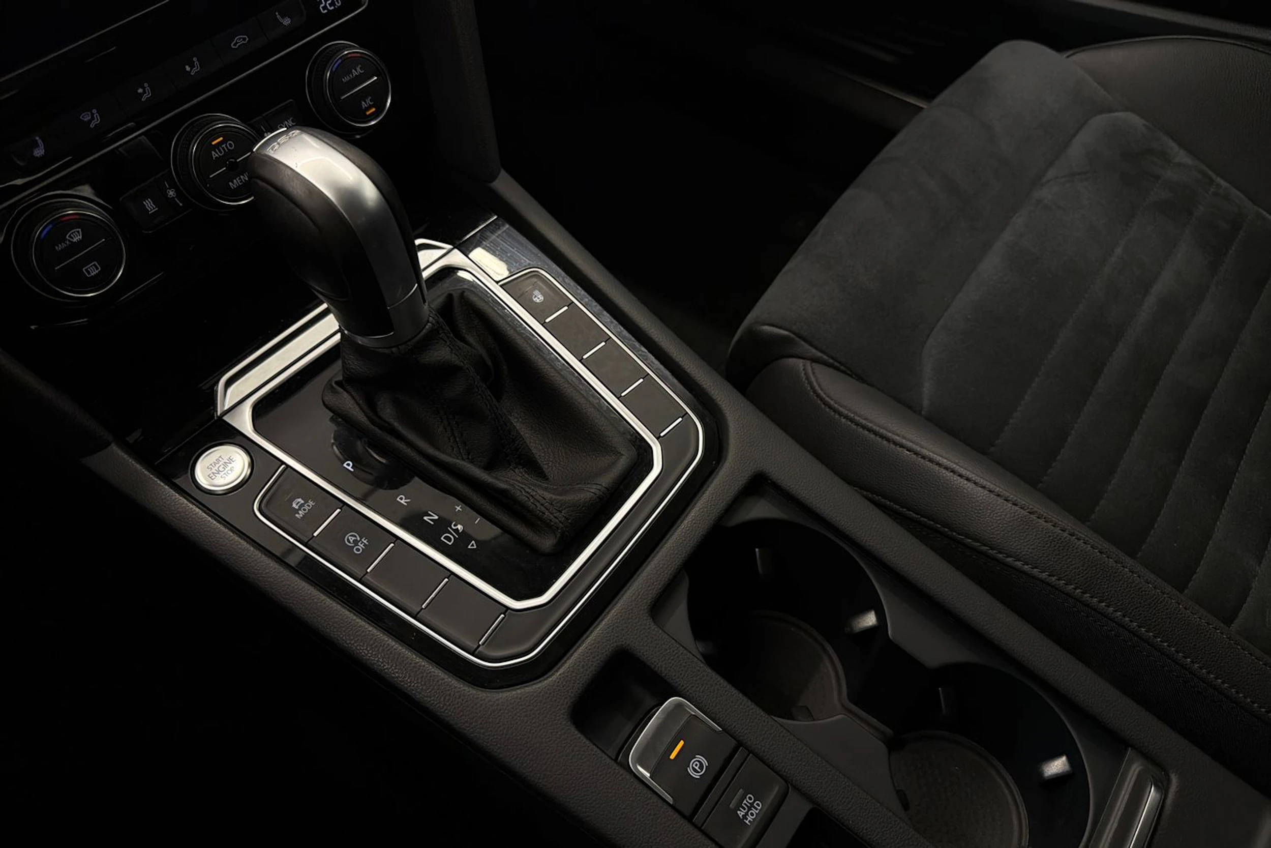 sininen Volkswagen Passat 2019 kuva 20.