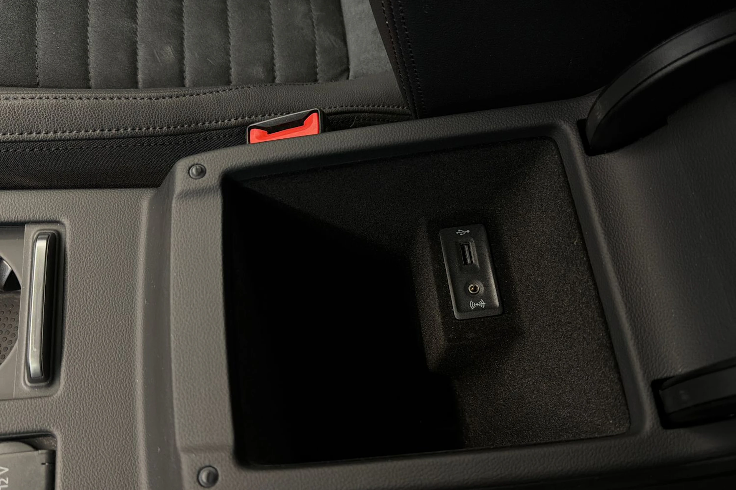 sininen Volkswagen Passat 2019 kuva 21.