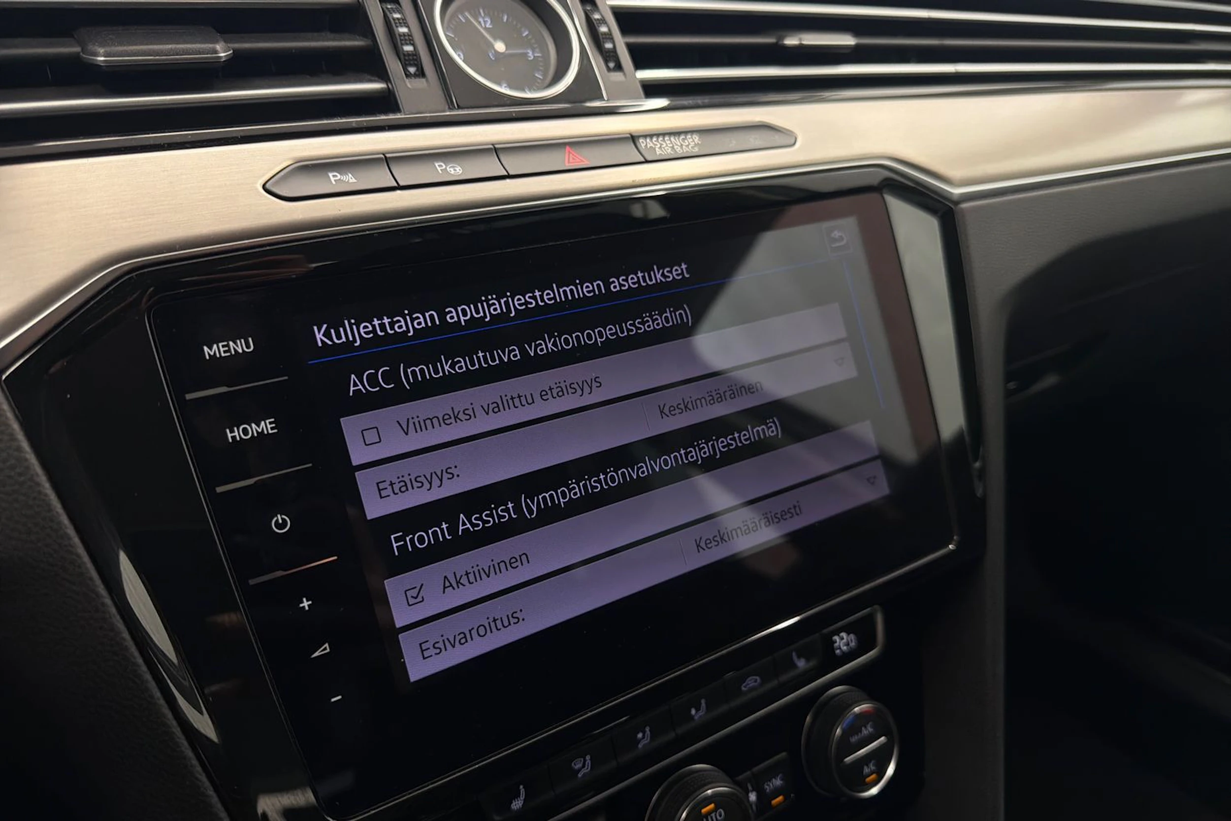 sininen Volkswagen Passat 2019 kuva 22.