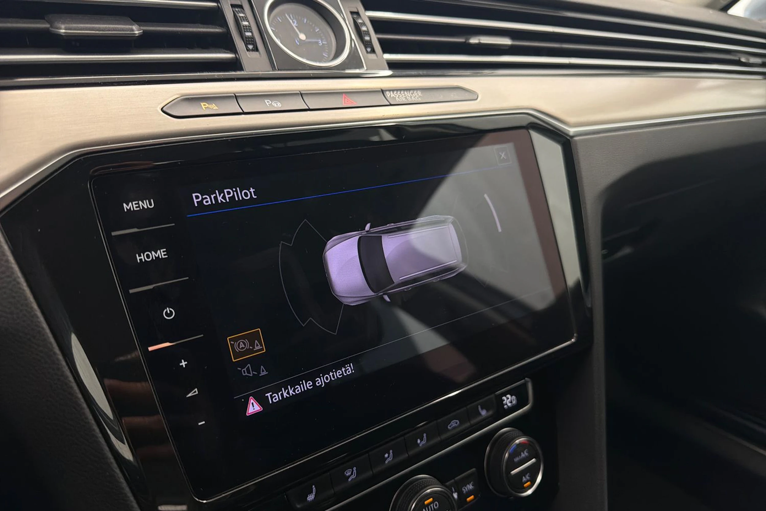 sininen Volkswagen Passat 2019 kuva 25.