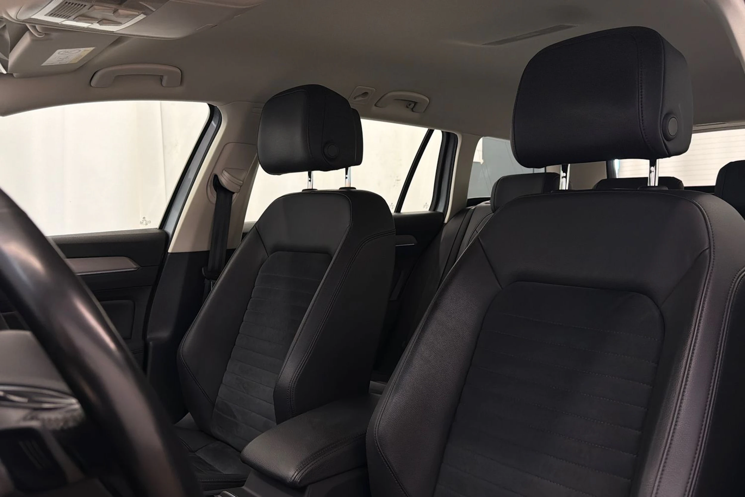 sininen Volkswagen Passat 2019 kuva 26.