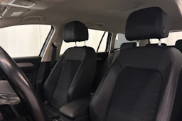 sininen Volkswagen Passat 2019 kuva 26.