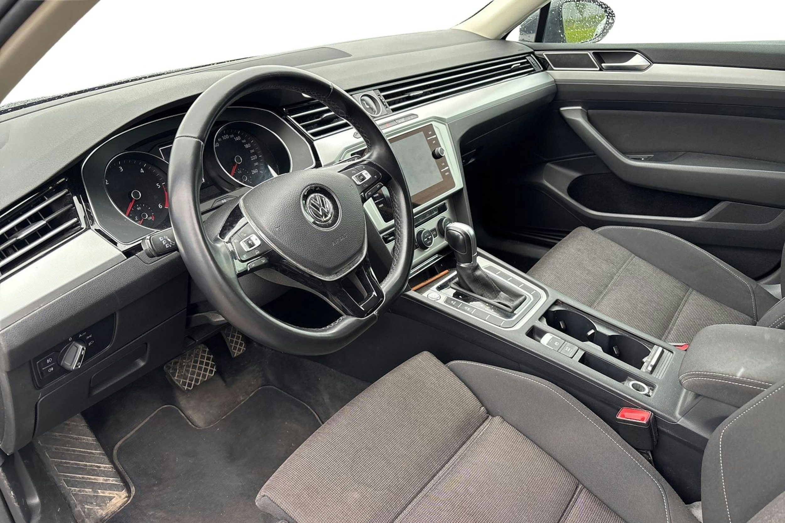 harmaa Volkswagen Passat 2018 kuva 3.