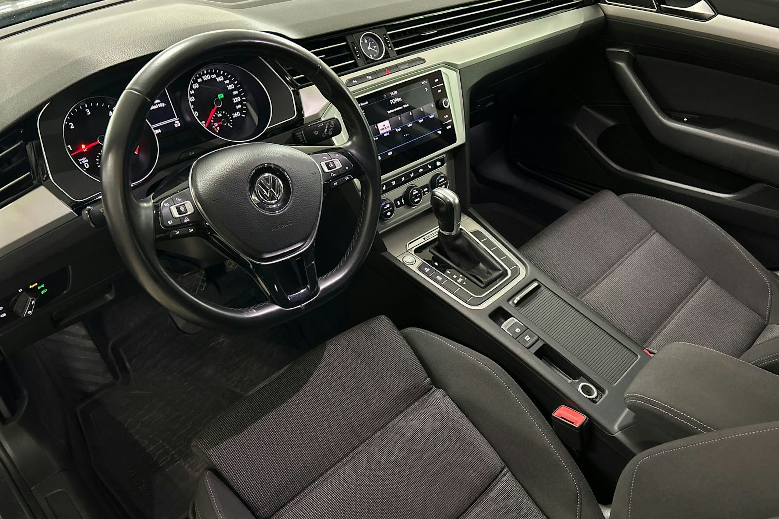 harmaa Volkswagen Passat 2018 kuva 7.