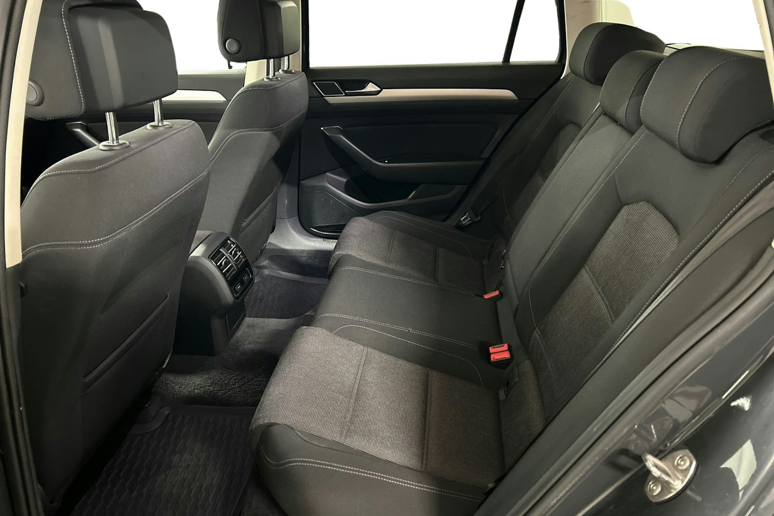 harmaa Volkswagen Passat 2018 kuva 10.