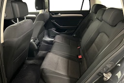 harmaa Volkswagen Passat 2018 kuva 10.