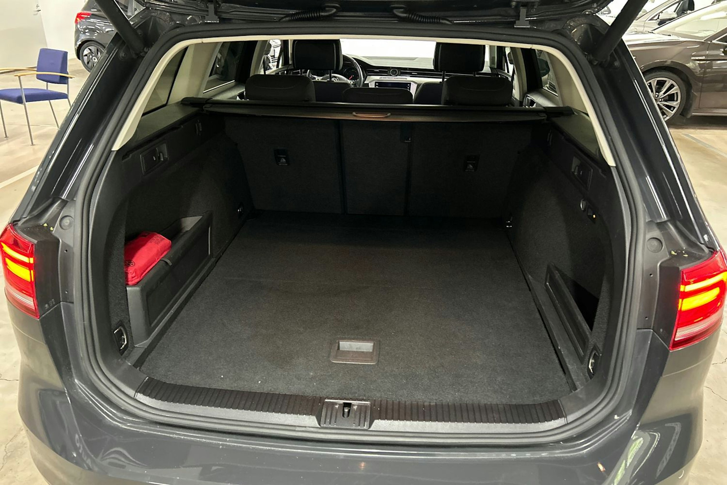 harmaa Volkswagen Passat 2018 kuva 14.